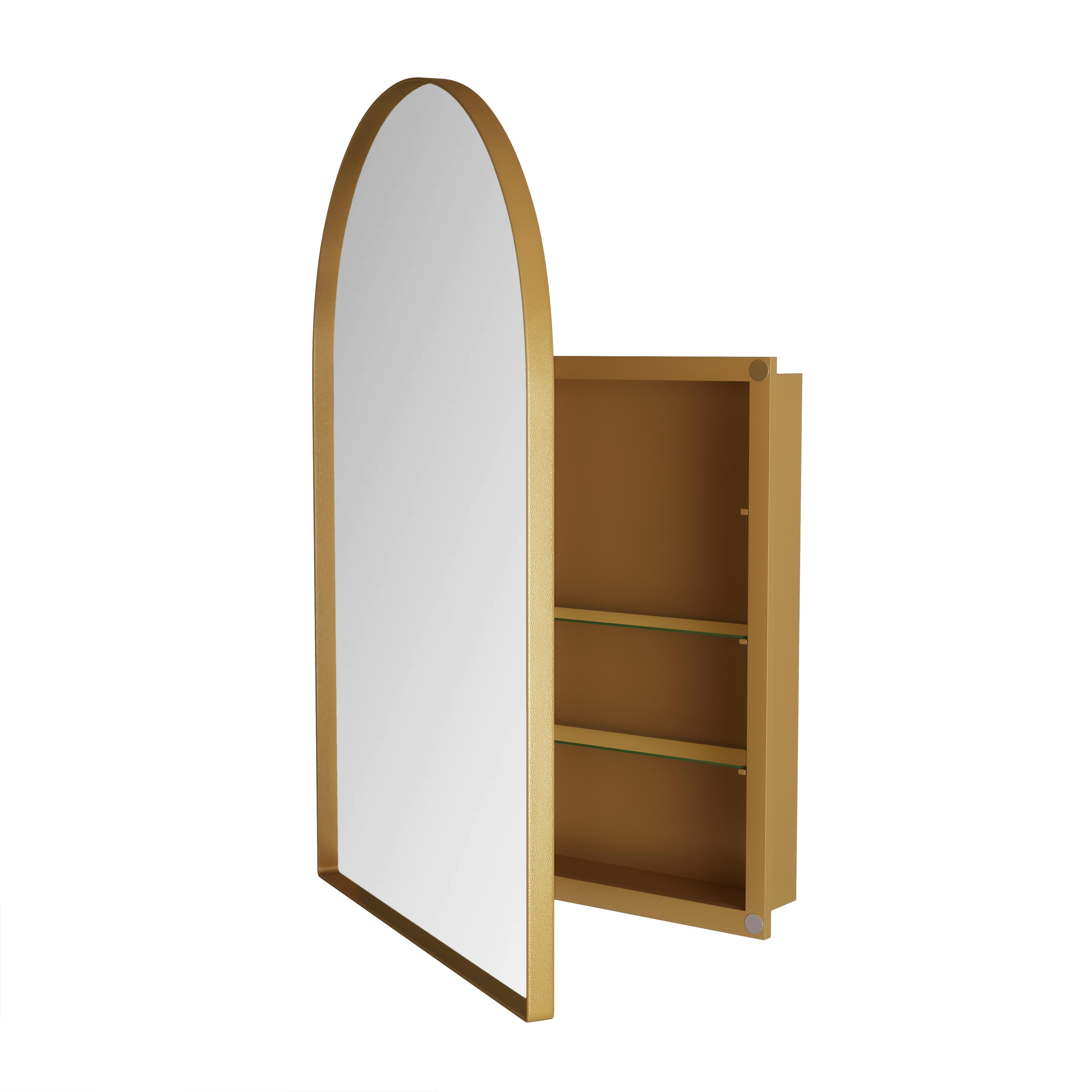 Goldgerahmter Spiegel mit offenem Schrank. Der Spiegel ist gewölbt. Schrank hat Regale.