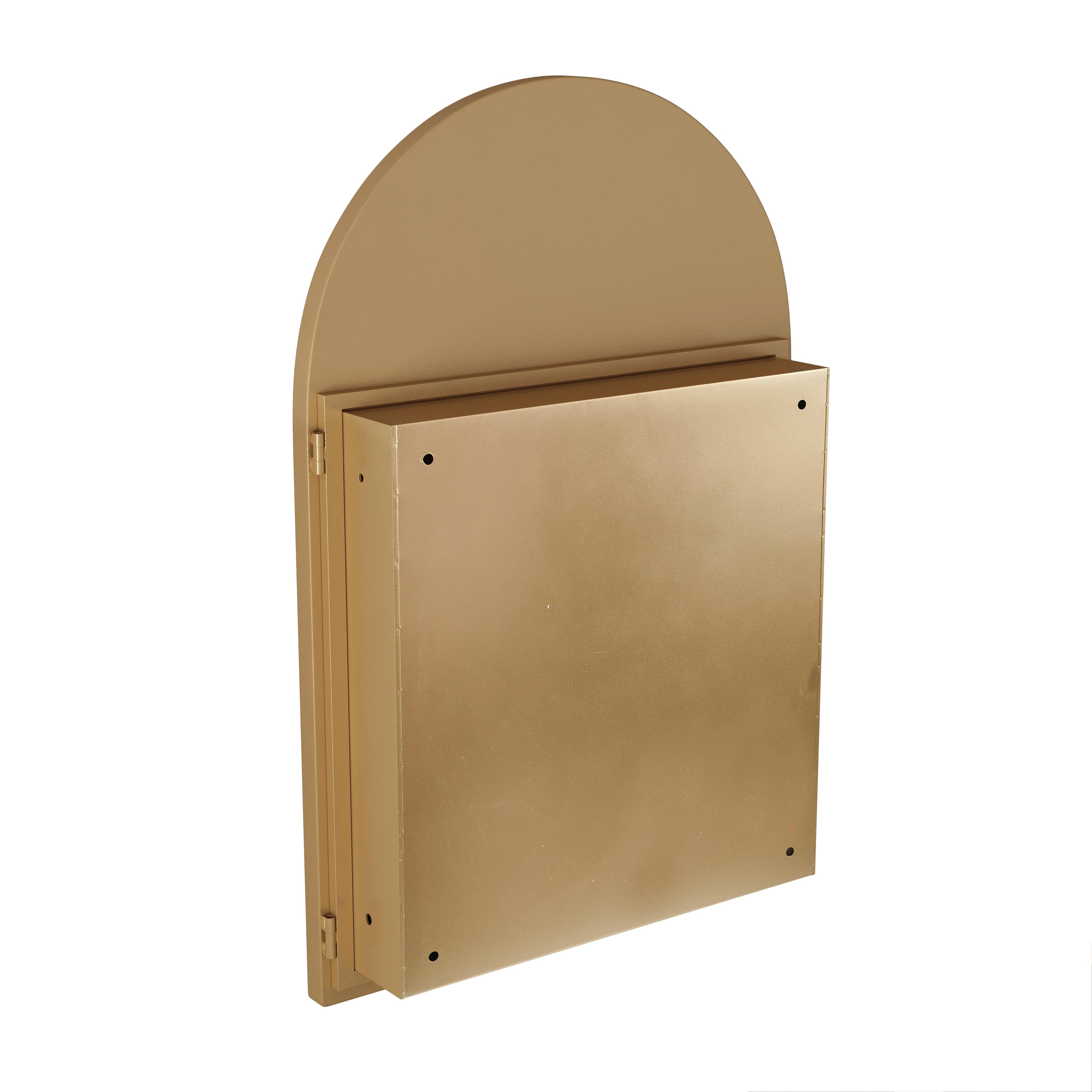 Eine goldfarbene, an der Wand befestigte Box mit abgerundeter Oberseite. Sie hat eine quadratische Front und einen weißen Hintergrund.
