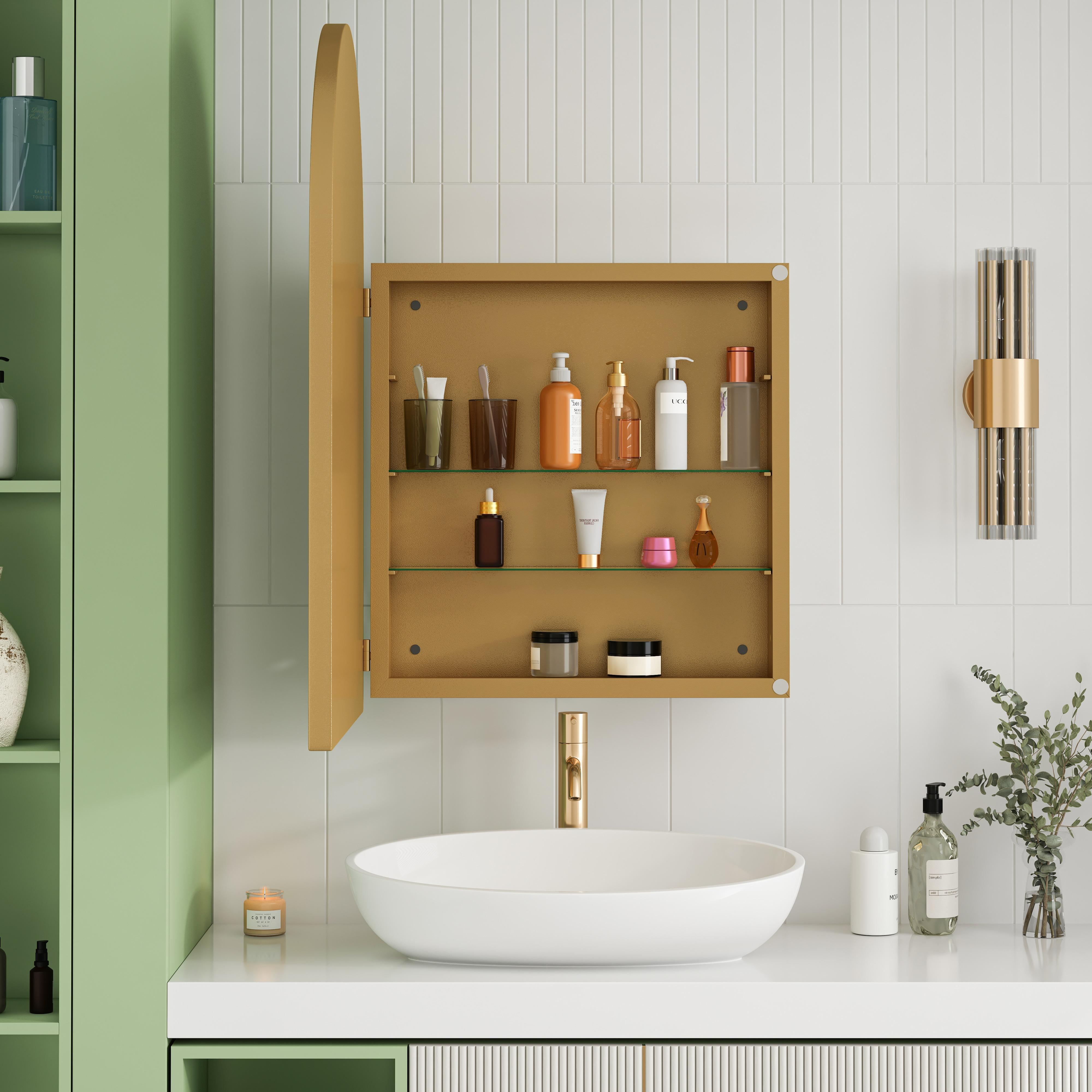 Badezimmer mit offenem goldenem Medizinschränkchen, Waschbecken und Toilettenartikeln. Weiße Wand und grüner Schrank.