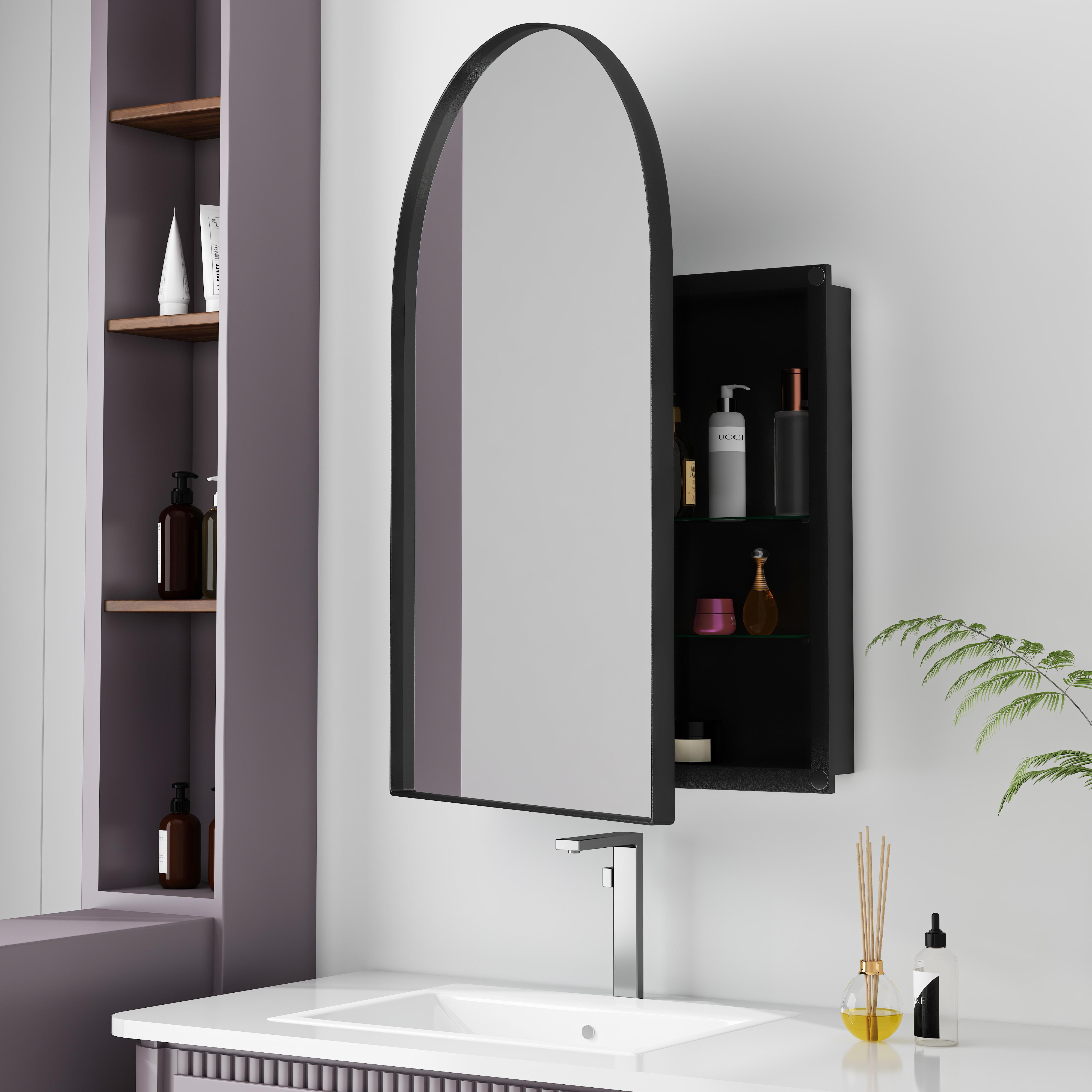 Badezimmer. Schwarzer Bogen-Spiegel, weißes Waschbecken, Schrank mit Produkten. Aromasticks und Pflanze.