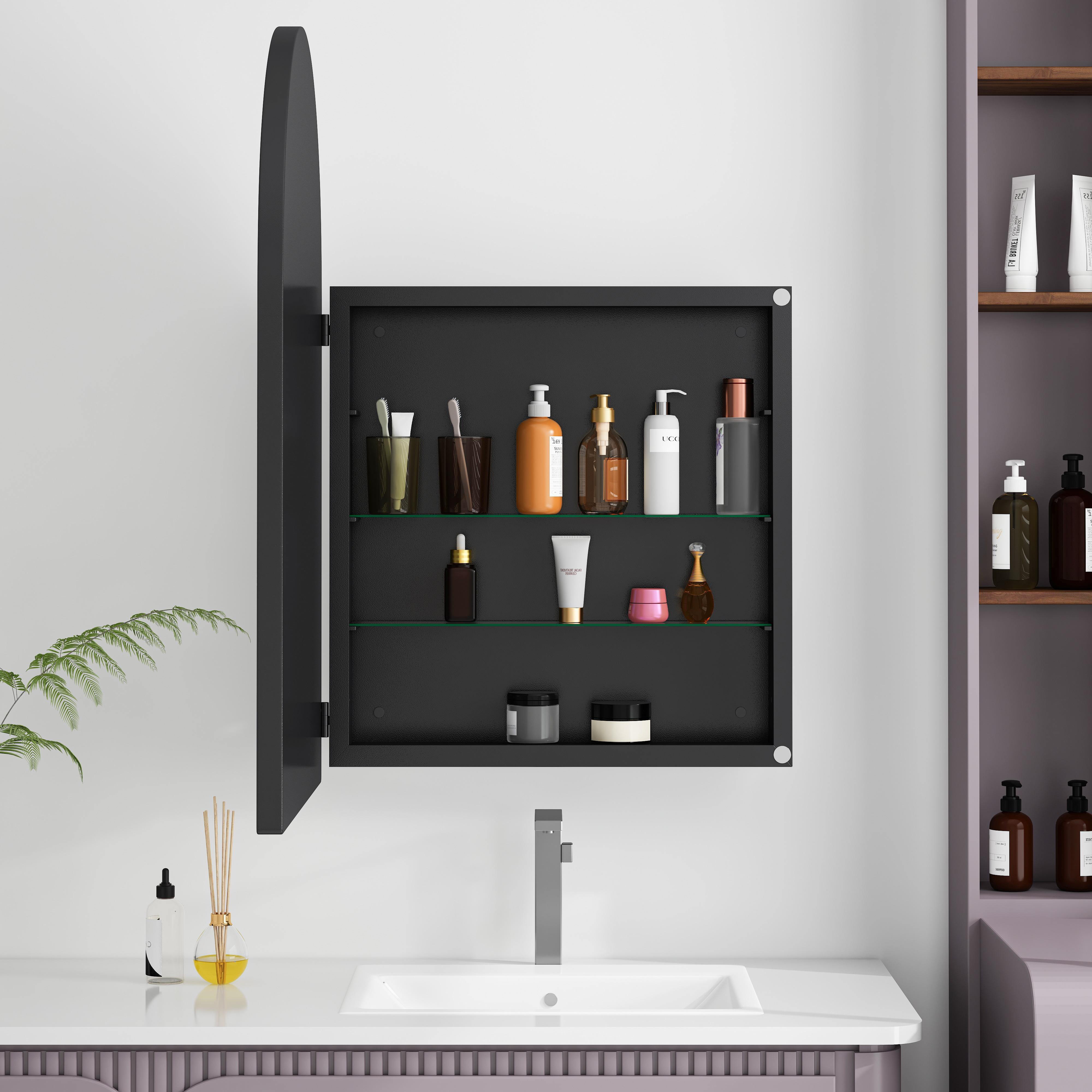 Badezimmer mit Spiegelschrank, Waschbecken und Toilettenartikeln. Der Schrank ist geöffnet und zeigt verschiedene Produkte.