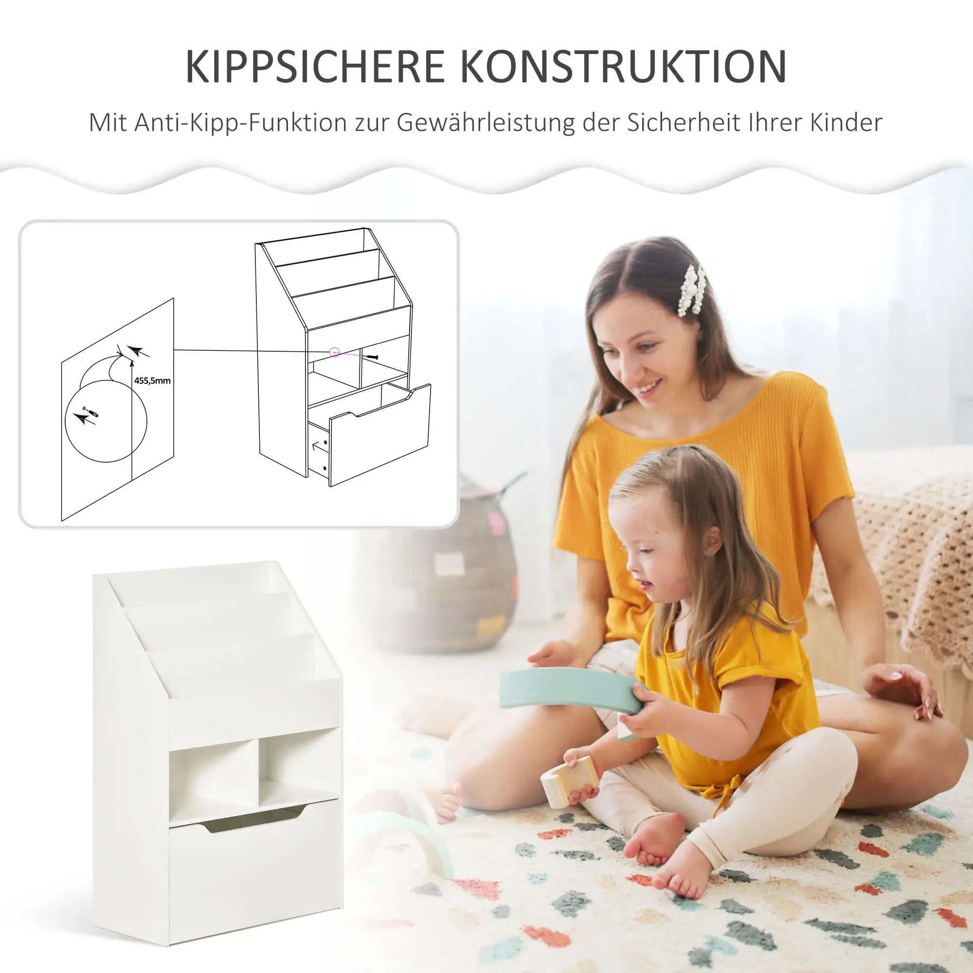 Mutter und Kind spielen mit Holzblöcken in der Nähe eines weißen Bücherregals. Das Bücherregal hat eine Schublade und offene Regale.