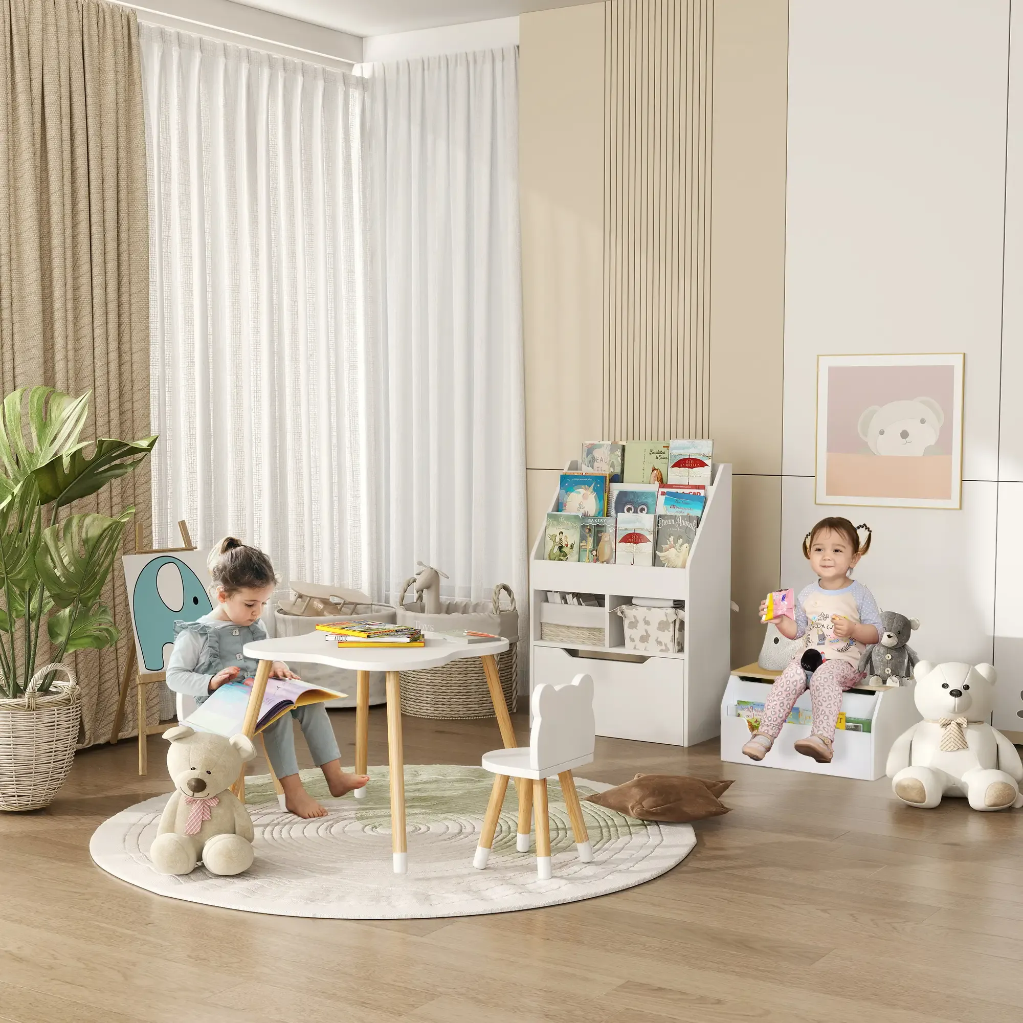 Zwei Kinder in einem Spielzimmer, eines liest am Tisch, das andere sitzt auf einer Bank mit Spielzeug. Teddybären und ein Bücherregal vorhanden.