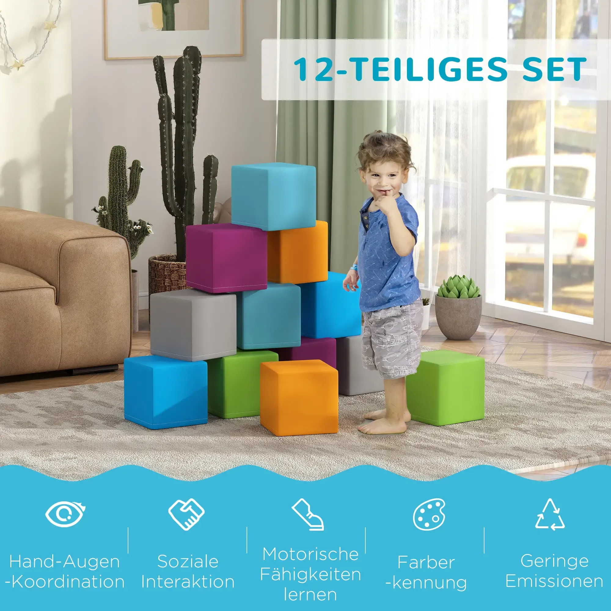 Ein kleiner Junge steht neben bunten Würfelblöcken. Der Hintergrund zeigt ein Zimmer mit Kaktus und Fenster.
