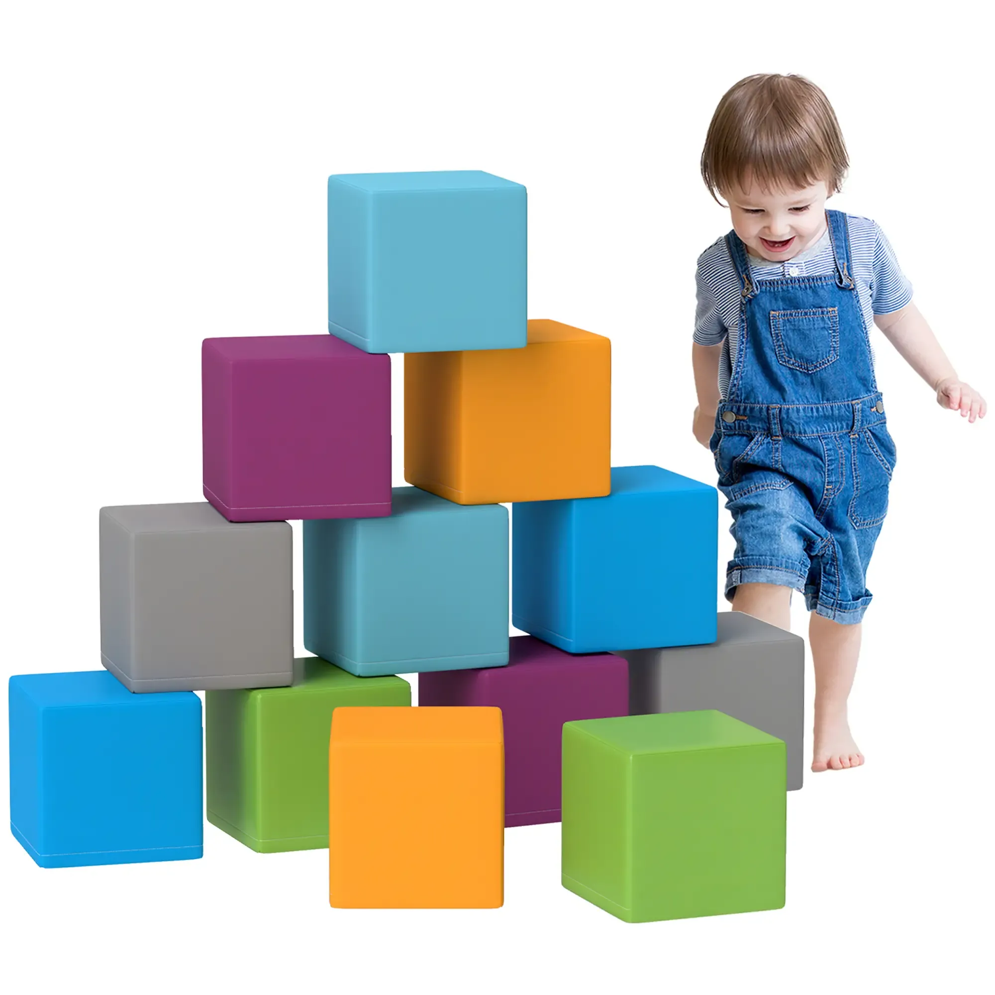 Ein Kind lächelt in der Nähe eines Stapels bunter Blöcke. Blöcke sind blau, lila, orange, grün und grau. Weißer Hintergrund.