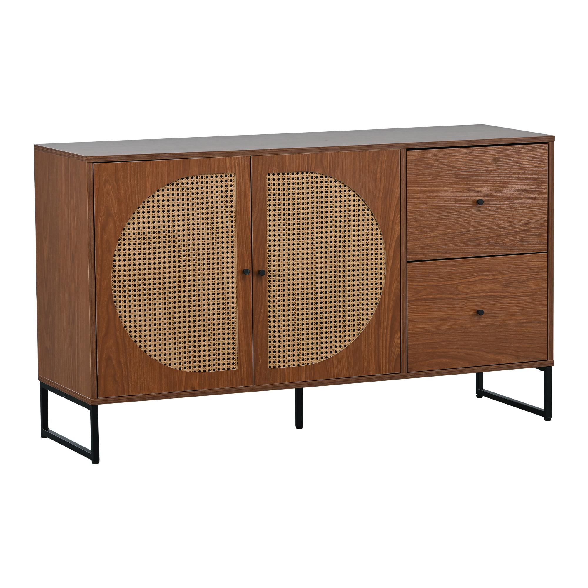 Ein Sideboard aus Holz mit zwei Türen, zwei Schubladen und gewebten Korbmöbelkreisen auf den Türen. Schwarze Metallbeine stützen den Schrank.