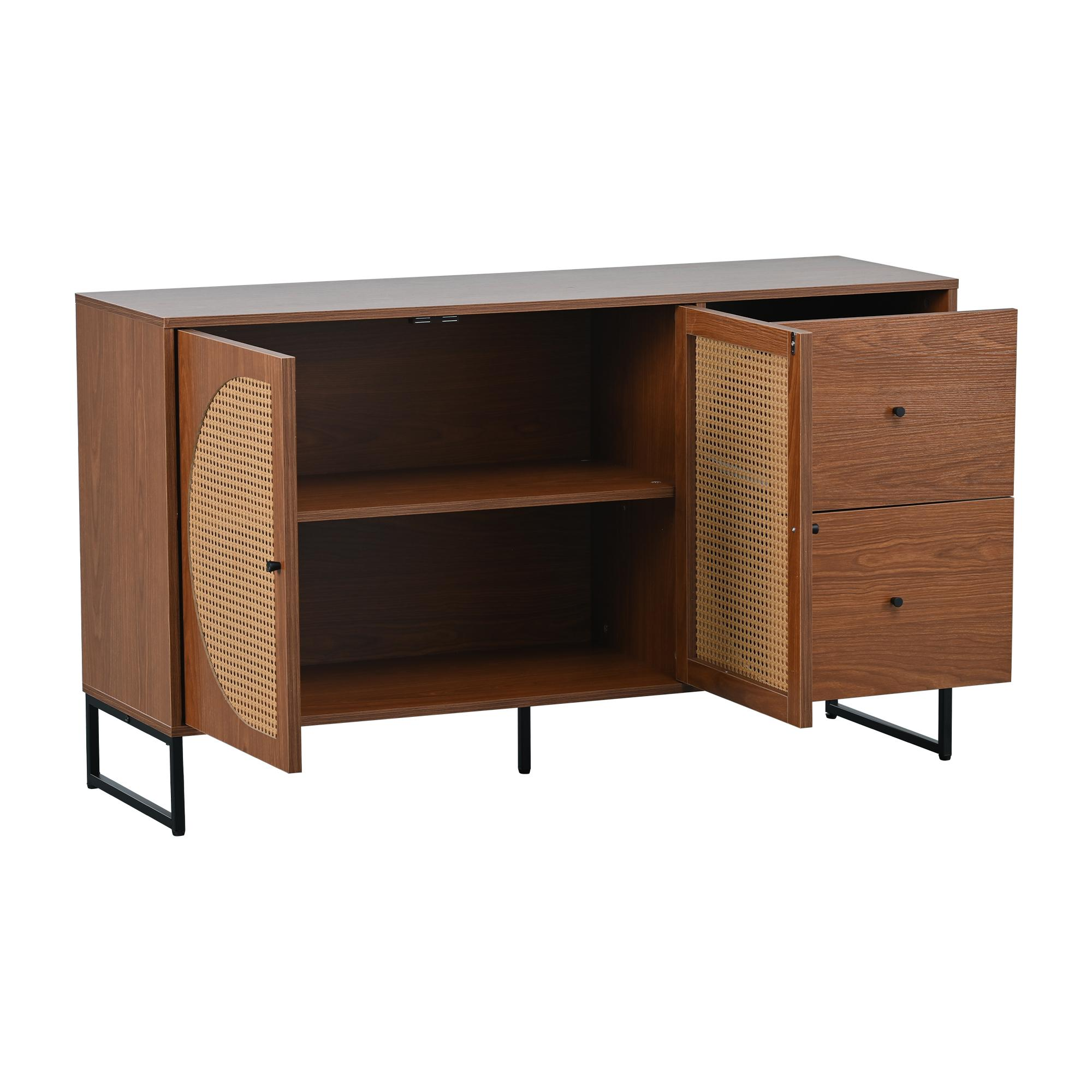 Ein Holzschrank mit offenen Türen. Eine Tür hat einen Einsatz aus gewebtem Rohrgeflecht. Er hat schwarze Metallbeine und ein Regal im Inneren.