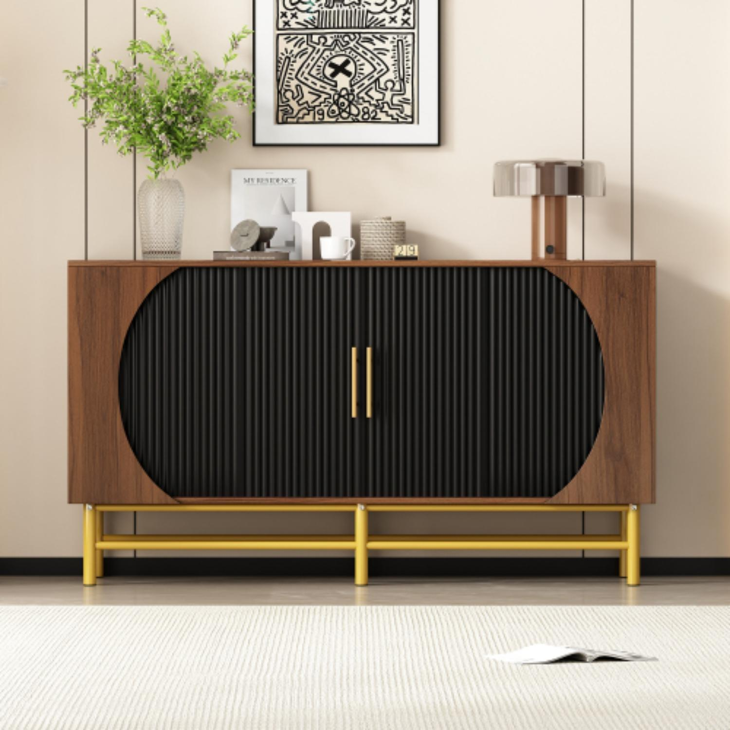 Ein Holzschrank mit schwarzen Türen und goldenen Beinen. Er hat eine Lampe und eine Vase mit Blumen darauf, mit einem Gemälde im Hintergrund.