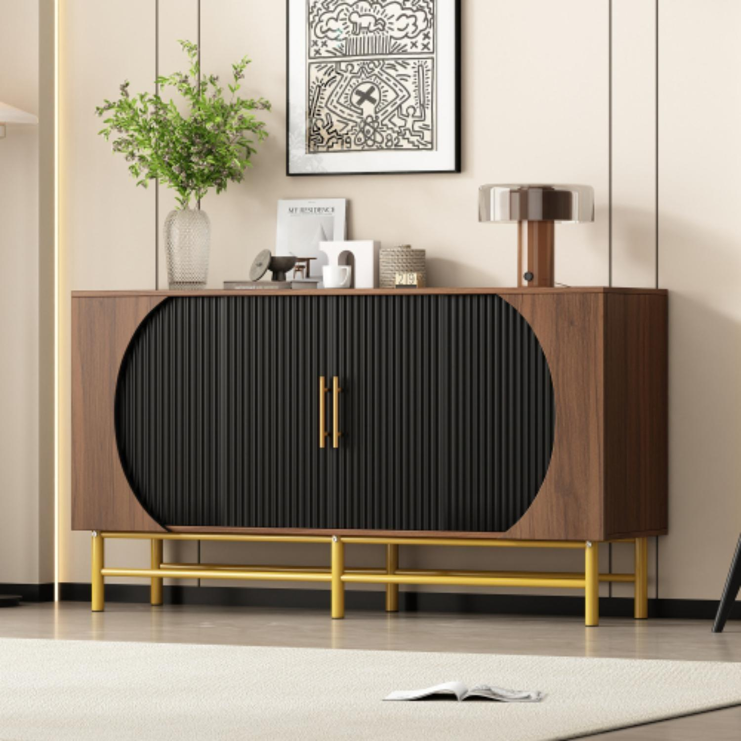 Ein Holzschrank mit schwarzen Türen und goldenen Beinen. Oben steht eine Vase mit grünen Pflanzen. Eine Lampe und Dekorationsgegenstände sind ebenfalls vorhanden.