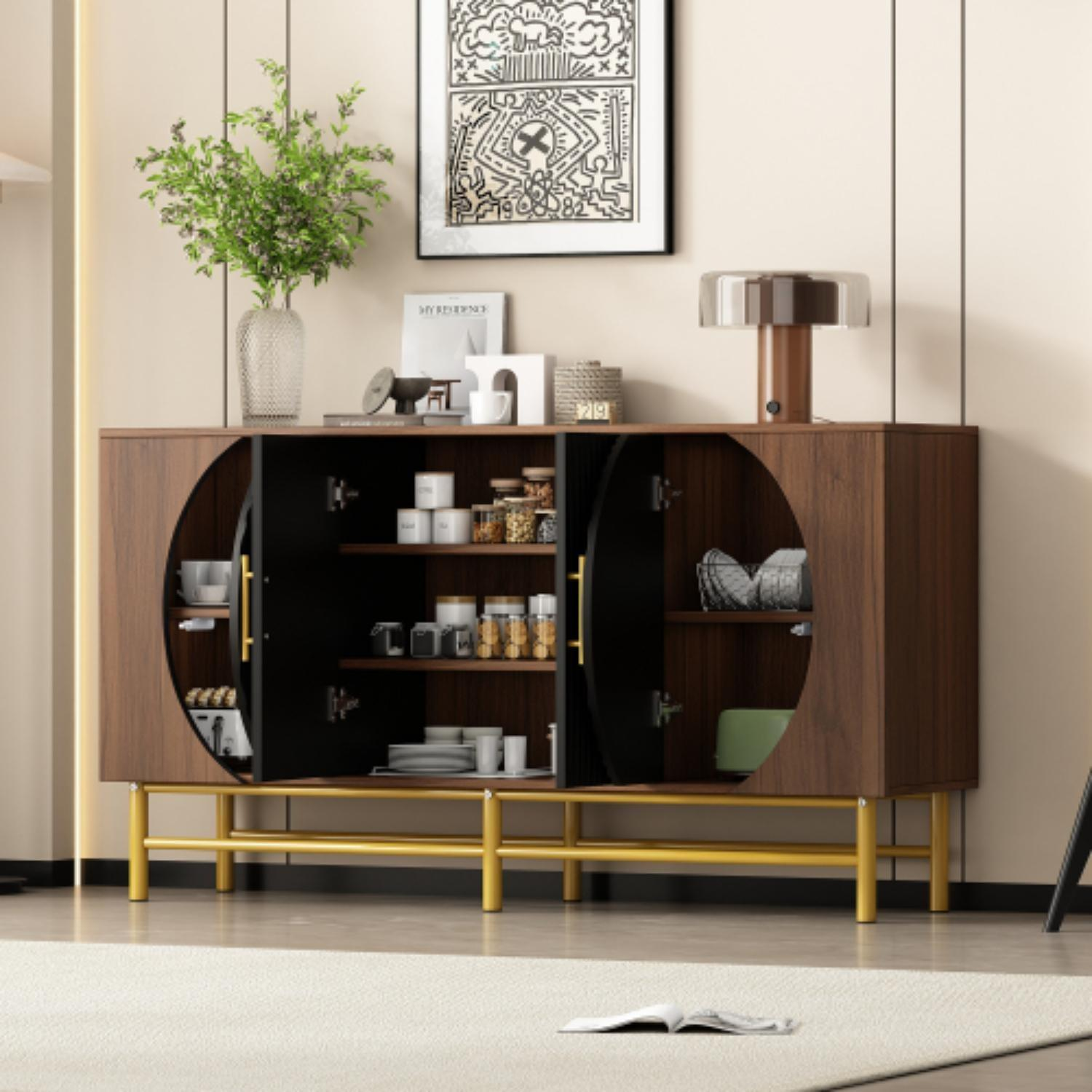Ein Holzschrank mit kreisförmigen Türen. Innen Regale mit Gläsern, Geschirr und anderen Gegenständen. Goldene Beine und heller beiger Hintergrund.