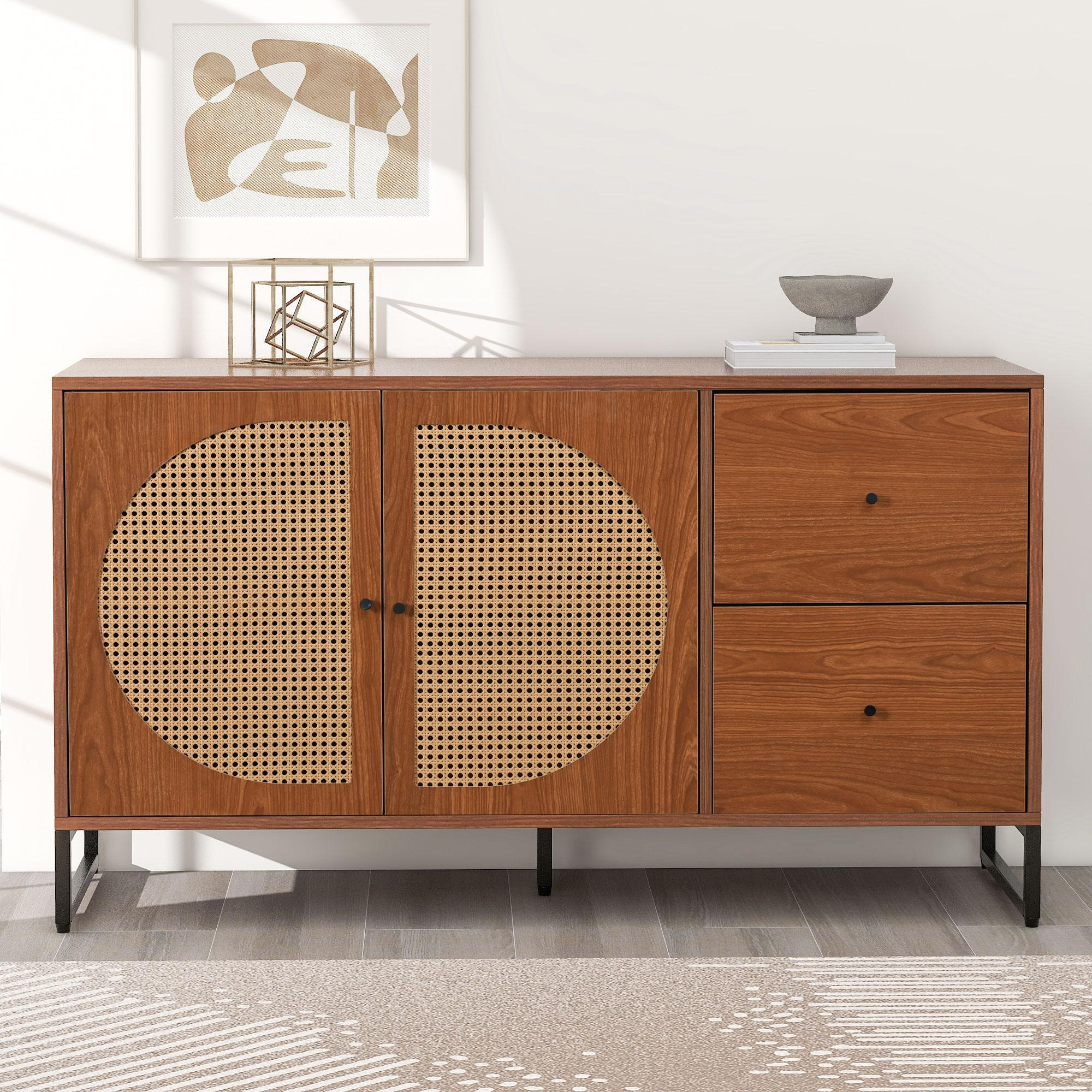 Ein Holzschrank mit gewebten Türen und Schubladen. Darüber hängt ein gerahmtes abstraktes Kunstwerk. Eine Metallskulptur und eine Schale stehen oben.