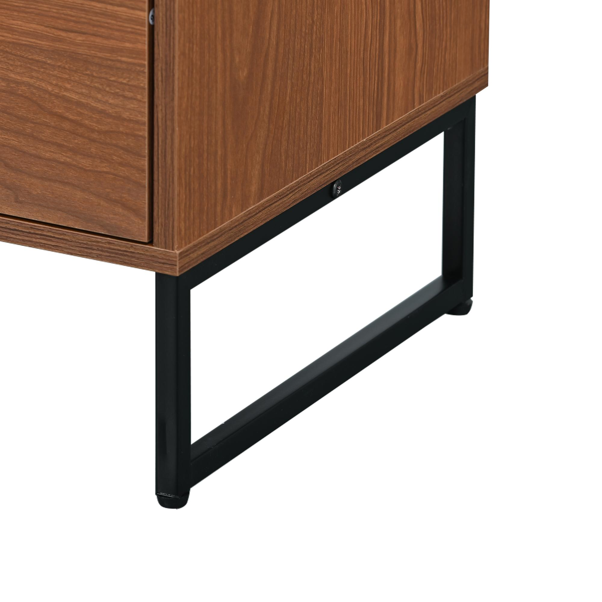 Eine Holzeckschrank mit einem schwarzen Metallbein. Das Holz ist braun. Das Bein ist ein schwarzes Rechteck.