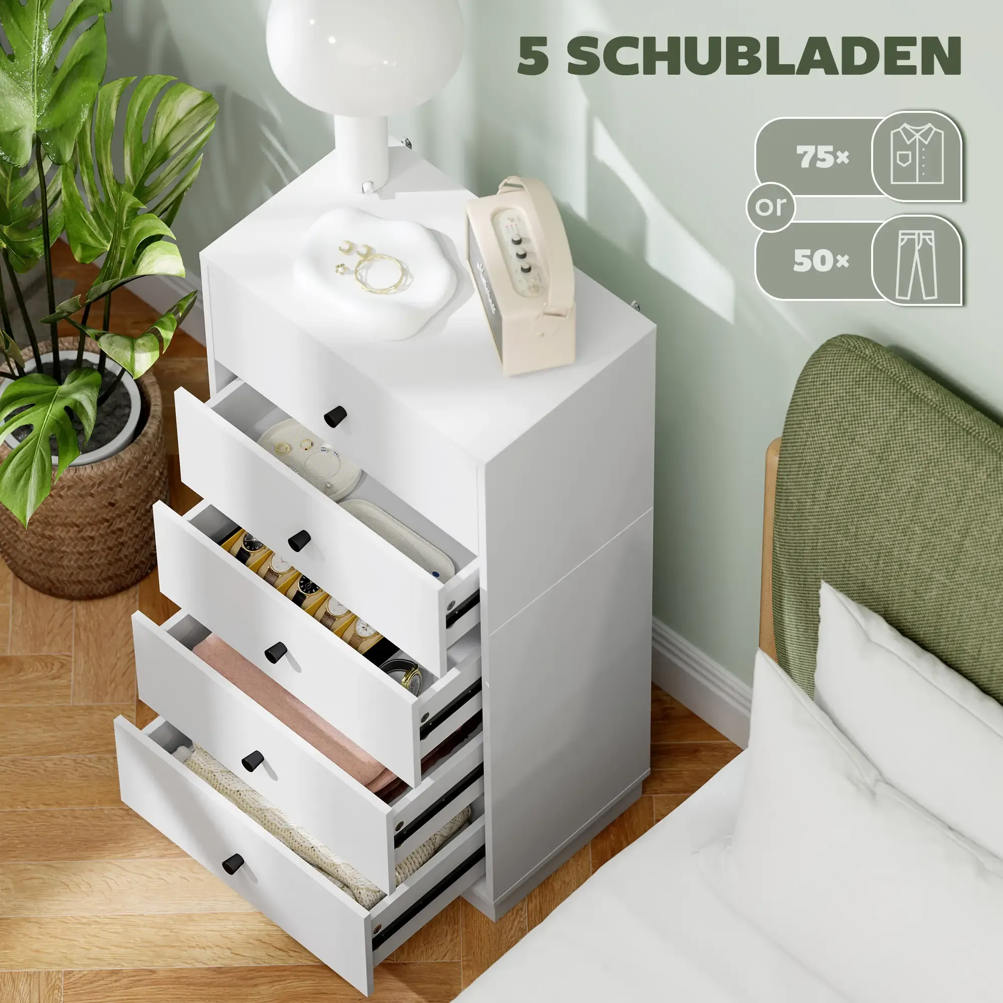 Weiße Kommode mit 5 Schubladen, teilweise geöffnet. Pflanze in einem Korb links. Bett mit grünem Kopfteil rechts.