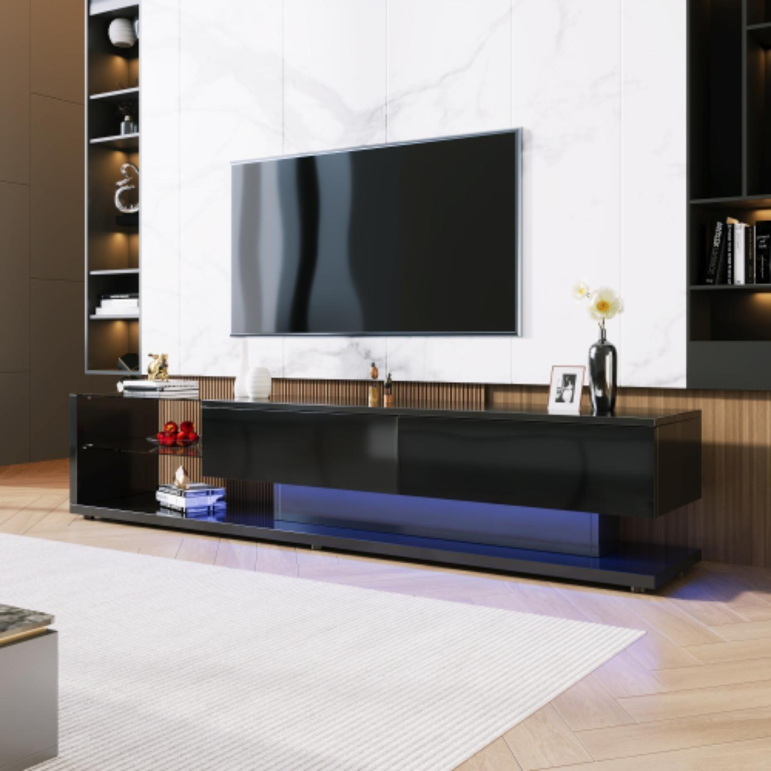 Ein modernes Wohnzimmer mit schwarzem TV-Ständer, Fernseher, weißem Teppich und Marmorwand. Bücherregale an den Seiten und Holzboden.