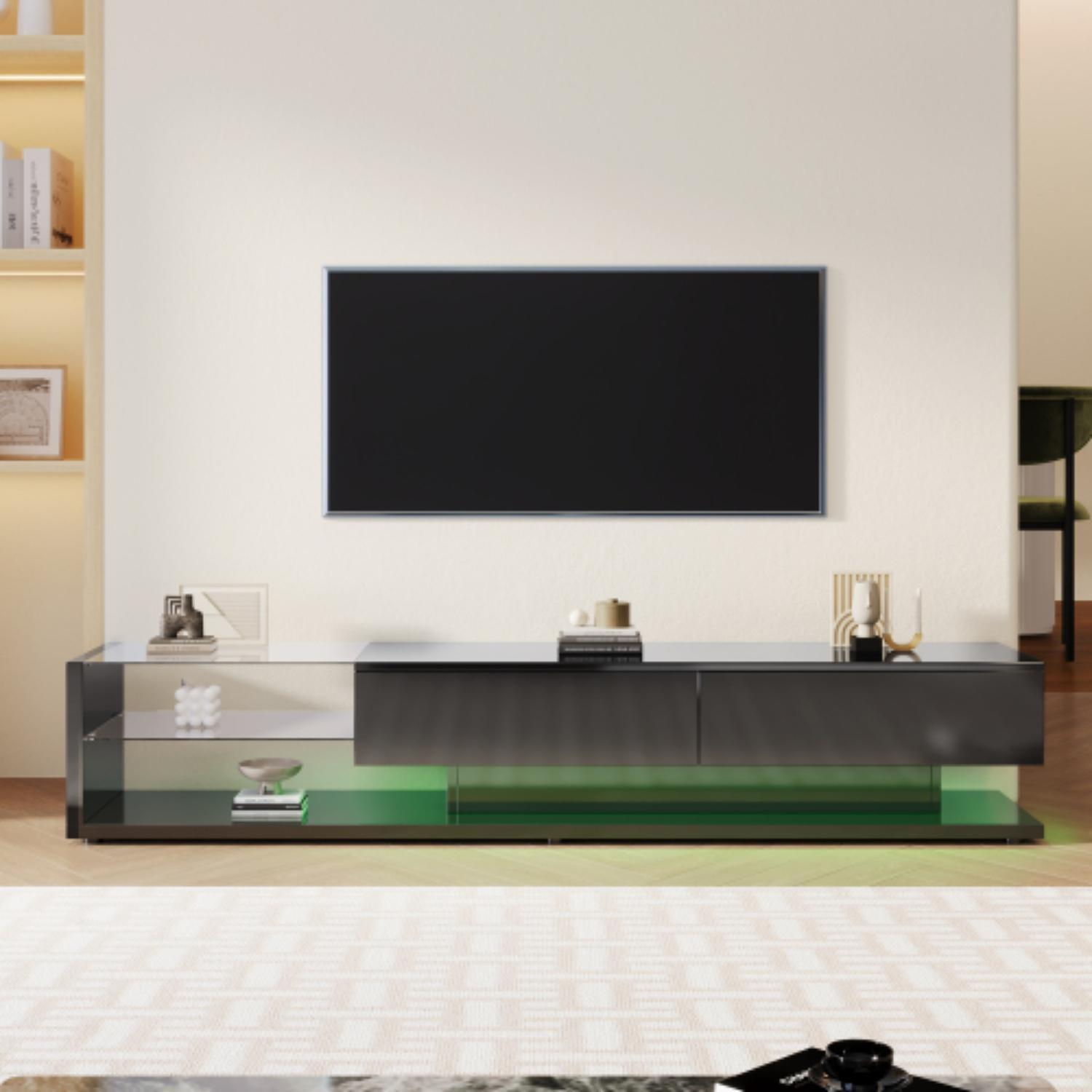 Ein modernes Wohnzimmer mit Fernseher an der Wand, einem stilvollen TV-Ständer mit grüner Beleuchtung und einem gemusterten Teppich.