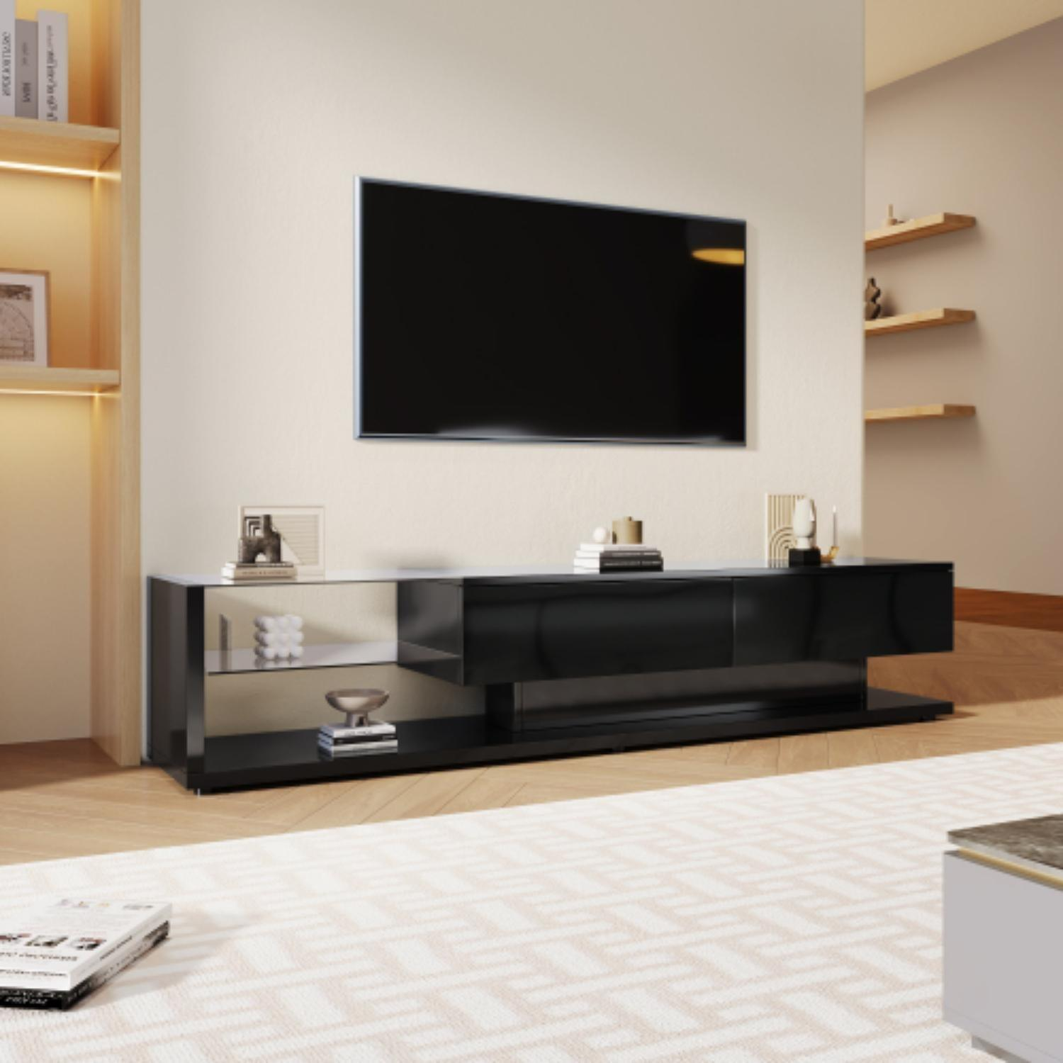 Ein modernes Wohnzimmer mit einem schwarzen Fernseher, einem schwarz-weißen TV-Ständer, Regalen und einem gemusterten Teppich.