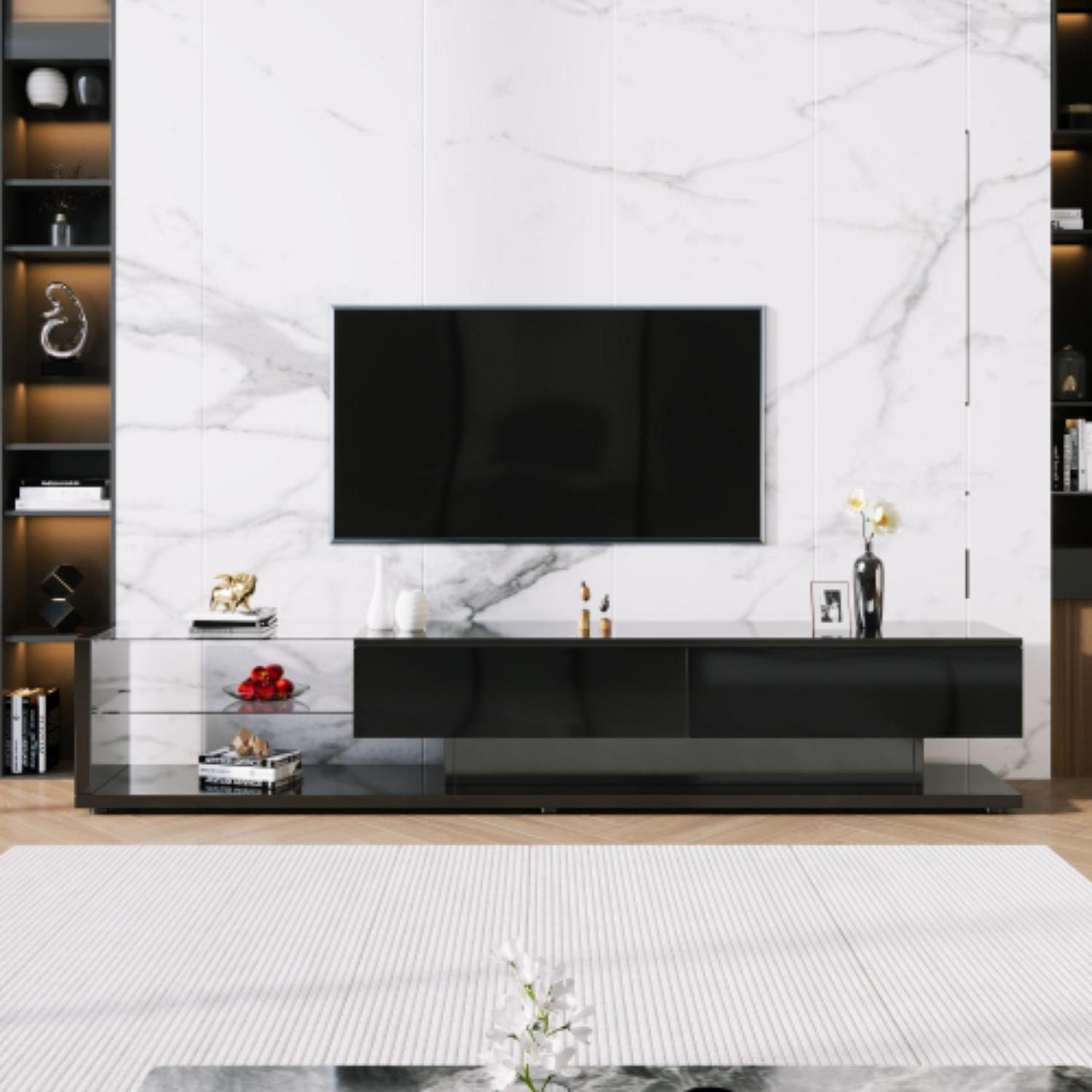 Wohnzimmer mit schwarzem Fernseher, schwarzem Schrank, weißer Marmorwand und weißem Teppich. Regale an den Seiten.