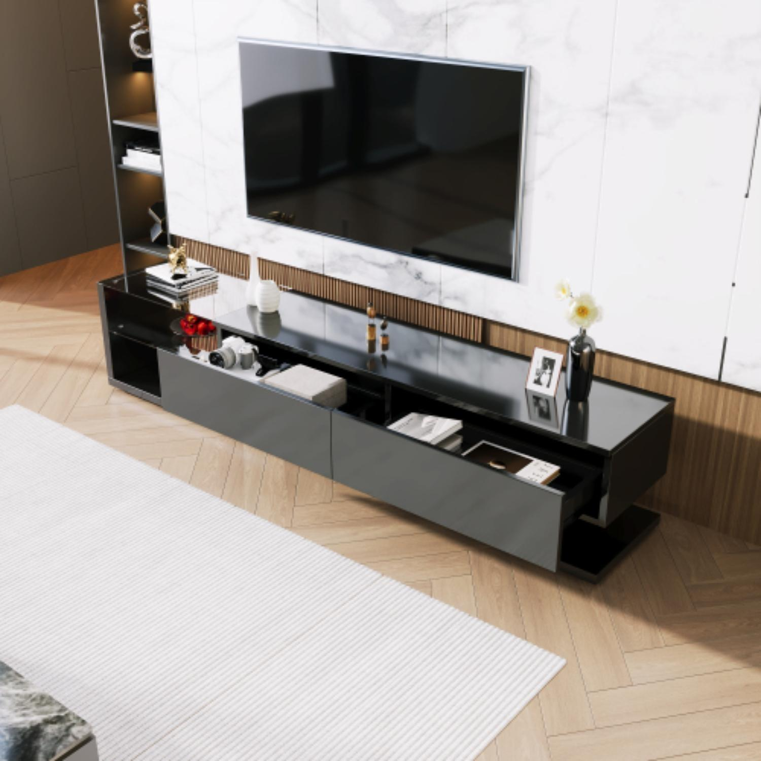 Ein modernes Wohnzimmer mit einem großen Fernseher über einem schwarzen Schrank. Auf dem Boden liegt ein weißer Teppich. Die Wand ist Marmor.