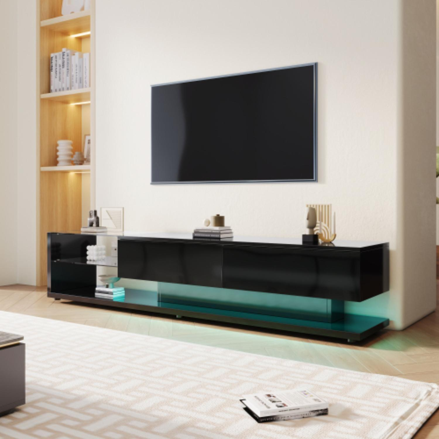 Modernes Wohnzimmer mit schwarzem TV-Ständer. Ein Fernseher ist an der Wand über dem Ständer montiert. Ein Teppich befindet sich vor dem Ständer.