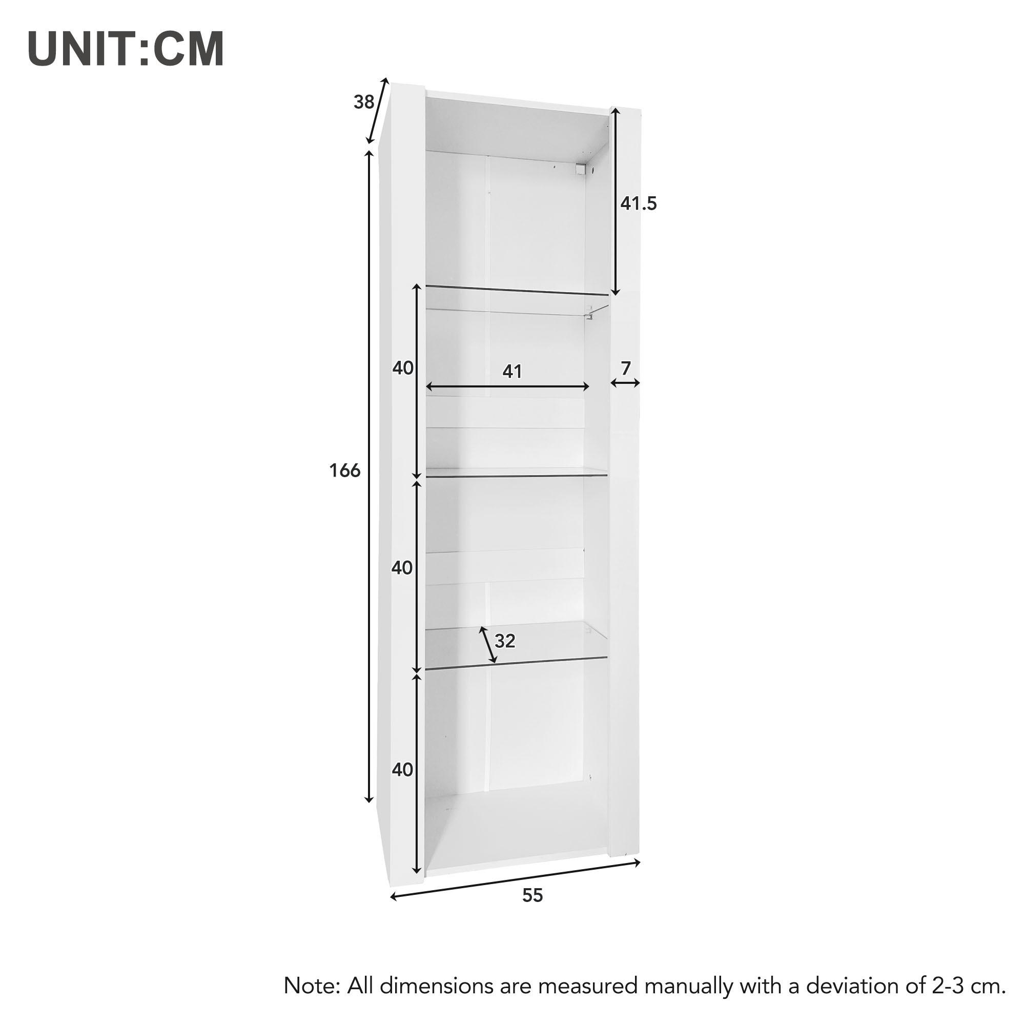 Ein weißer Schrank mit Abmessungen in cm. Er hat Regale und Messungen auf dem Bild, 166 cm hoch und 55 cm breit.