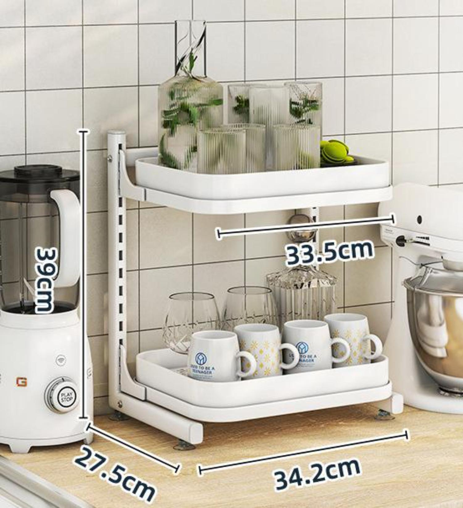 Ein Küchenregal mit Gläsern, Tassen und einem Mixer. Maße: 39 cm, 33,5 cm, 27,5 cm und 34,2 cm.