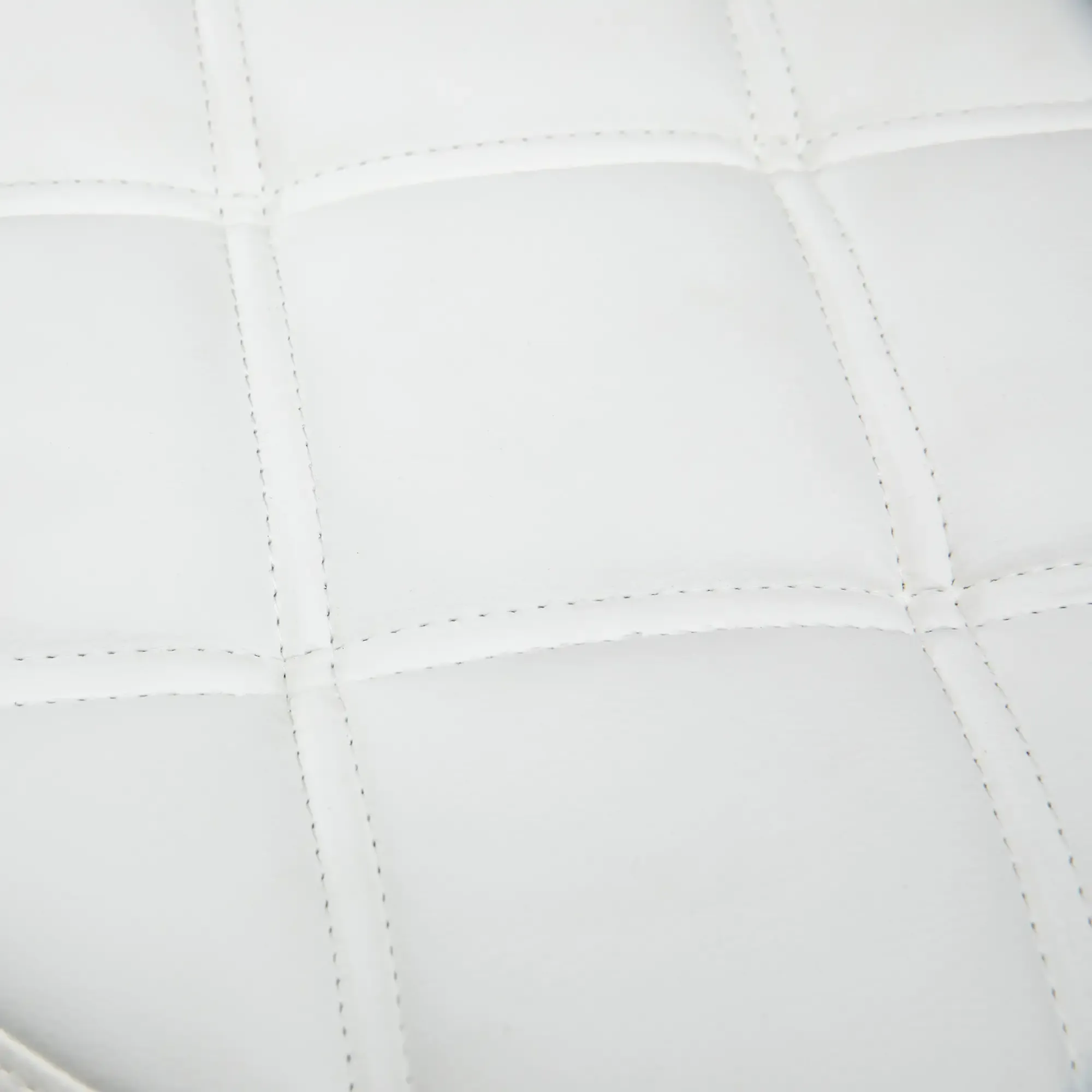 Nahaufnahme von weißem, gestepptem Leder. Die Nähte bilden ein Rastermuster. Das Leder wirkt glatt und sauber.