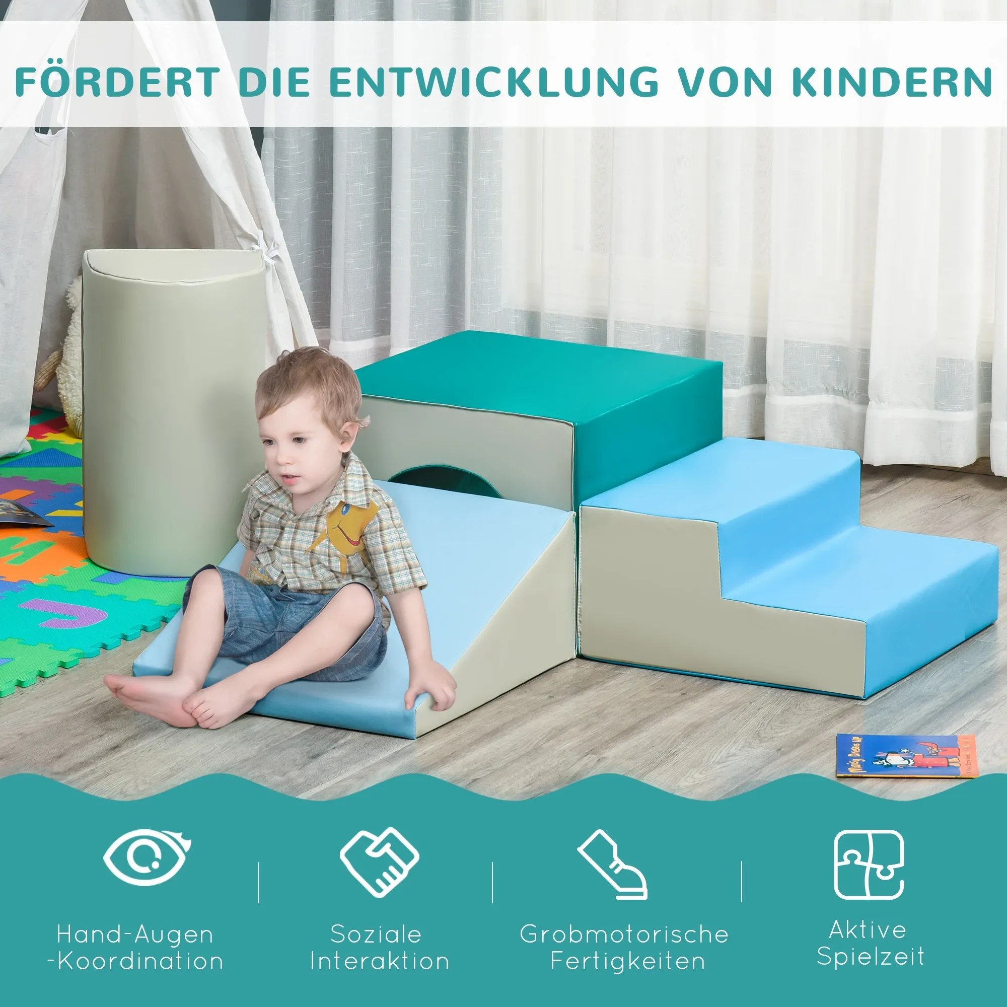 Ein Kind sitzt auf einem blauen Schaumstoffblock in der Nähe von bunten Spielgeräten. Ein Zelt und ein Buch sind im Hintergrund.