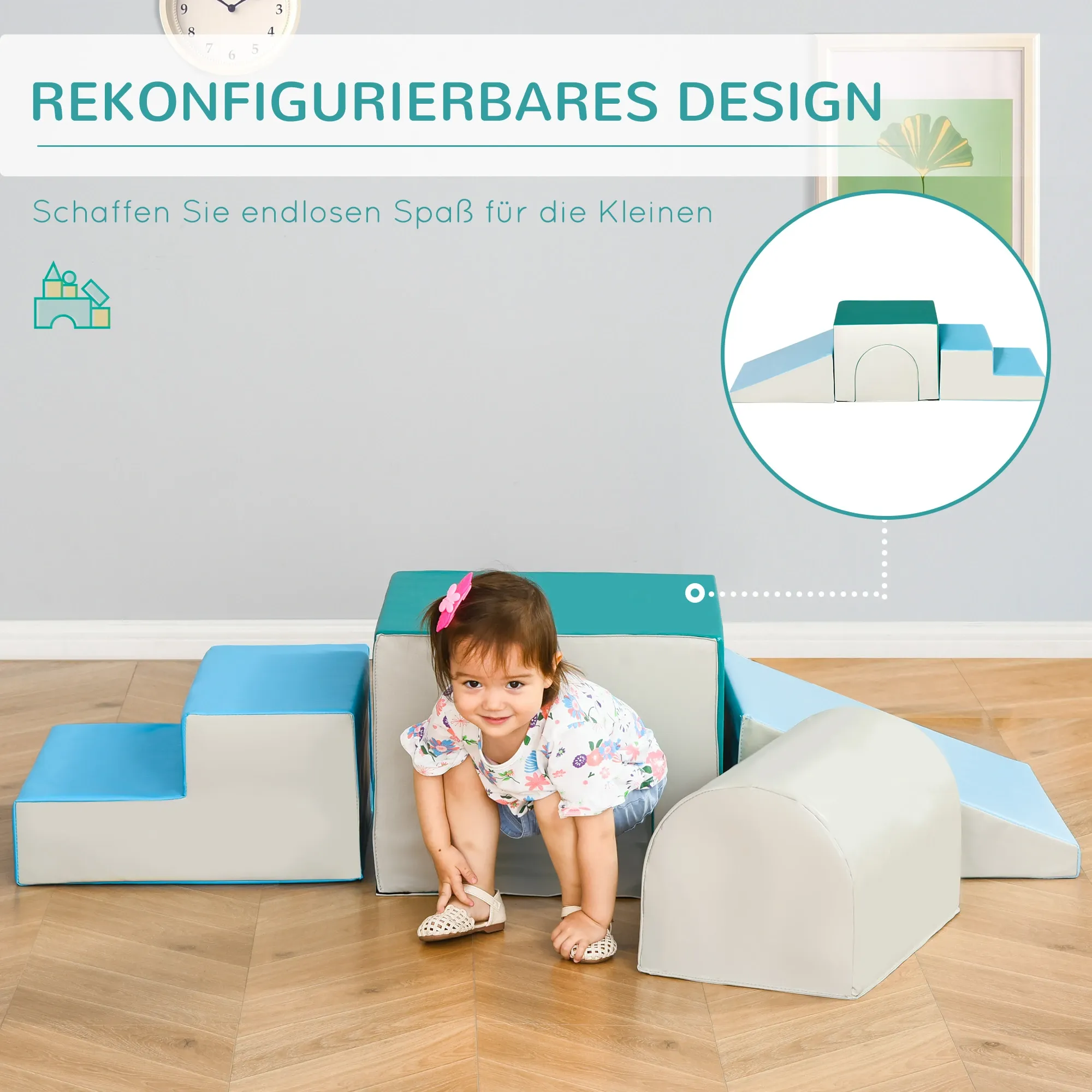 Ein junges Kind sitzt in der Nähe von bunten Schaumstoff-Spielblöcken. Im Hintergrund ist eine Uhr.