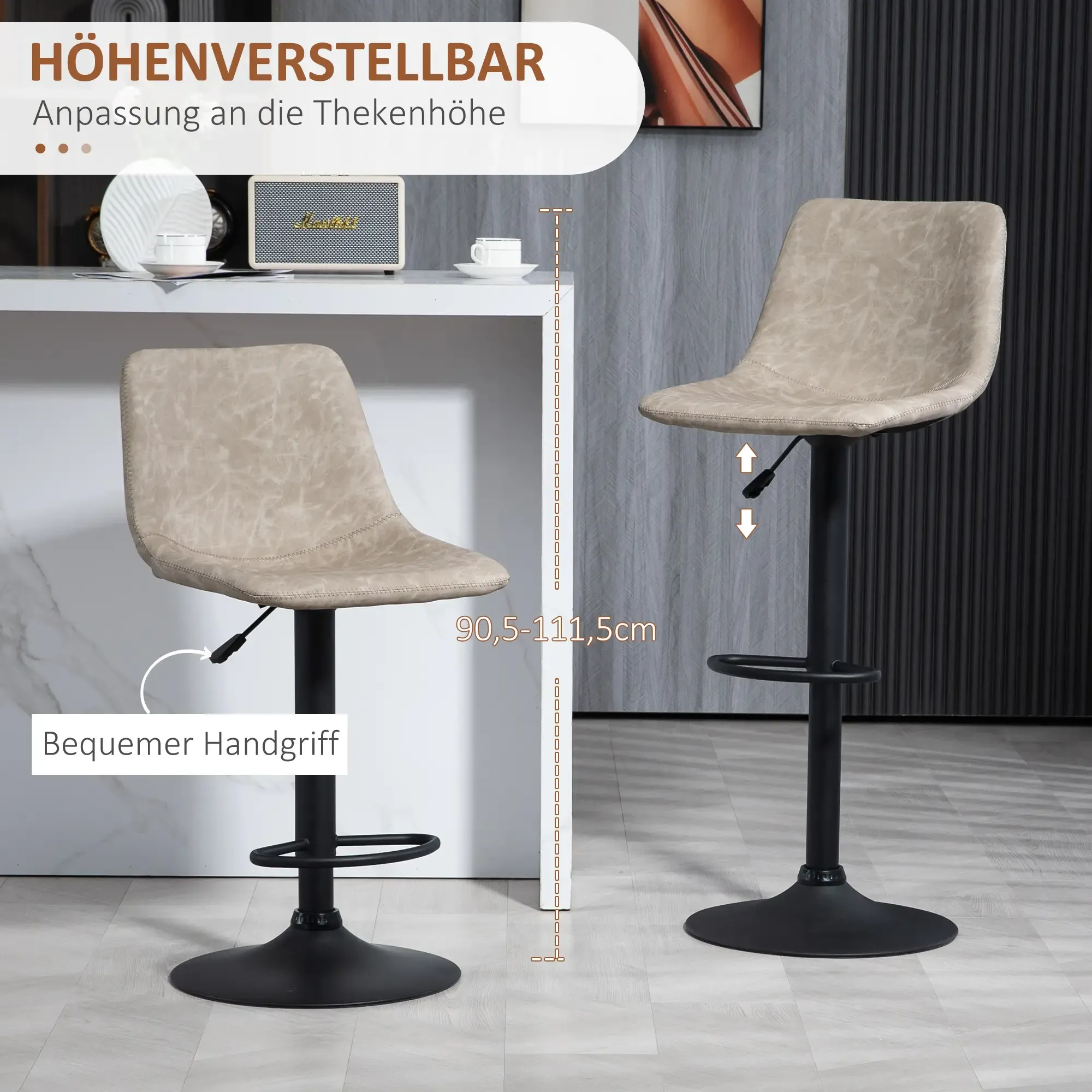 Zwei verstellbare Barhocker. Die Hocker sind beige mit schwarzen Füßen. Im Hintergrund sind eine weiße Theke und eine graue Wand.