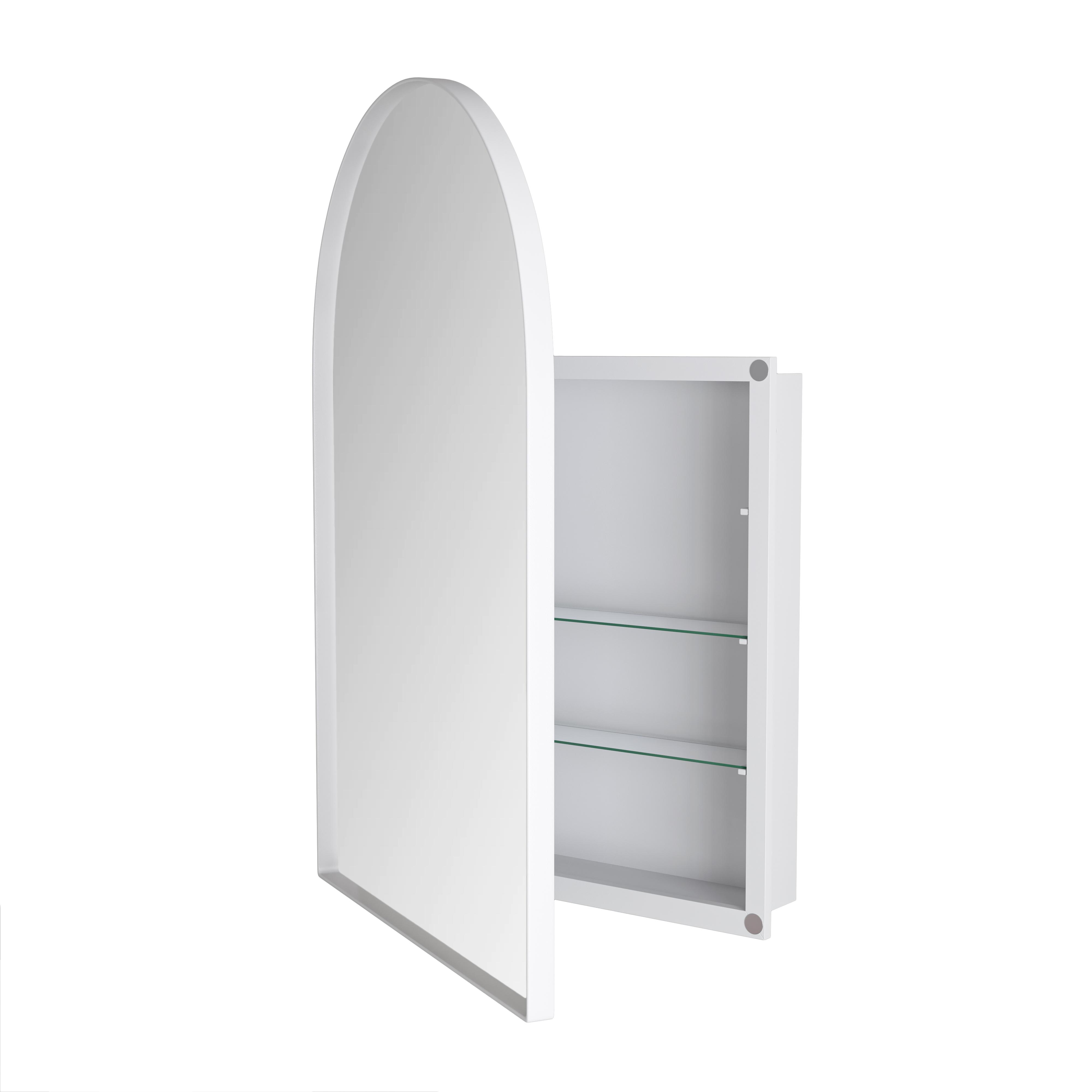 Ein weißer Medizinschrank mit einer gewölbten Spiegeltür ist geöffnet und gibt zwei Glasböden frei. Der Hintergrund ist weiß.