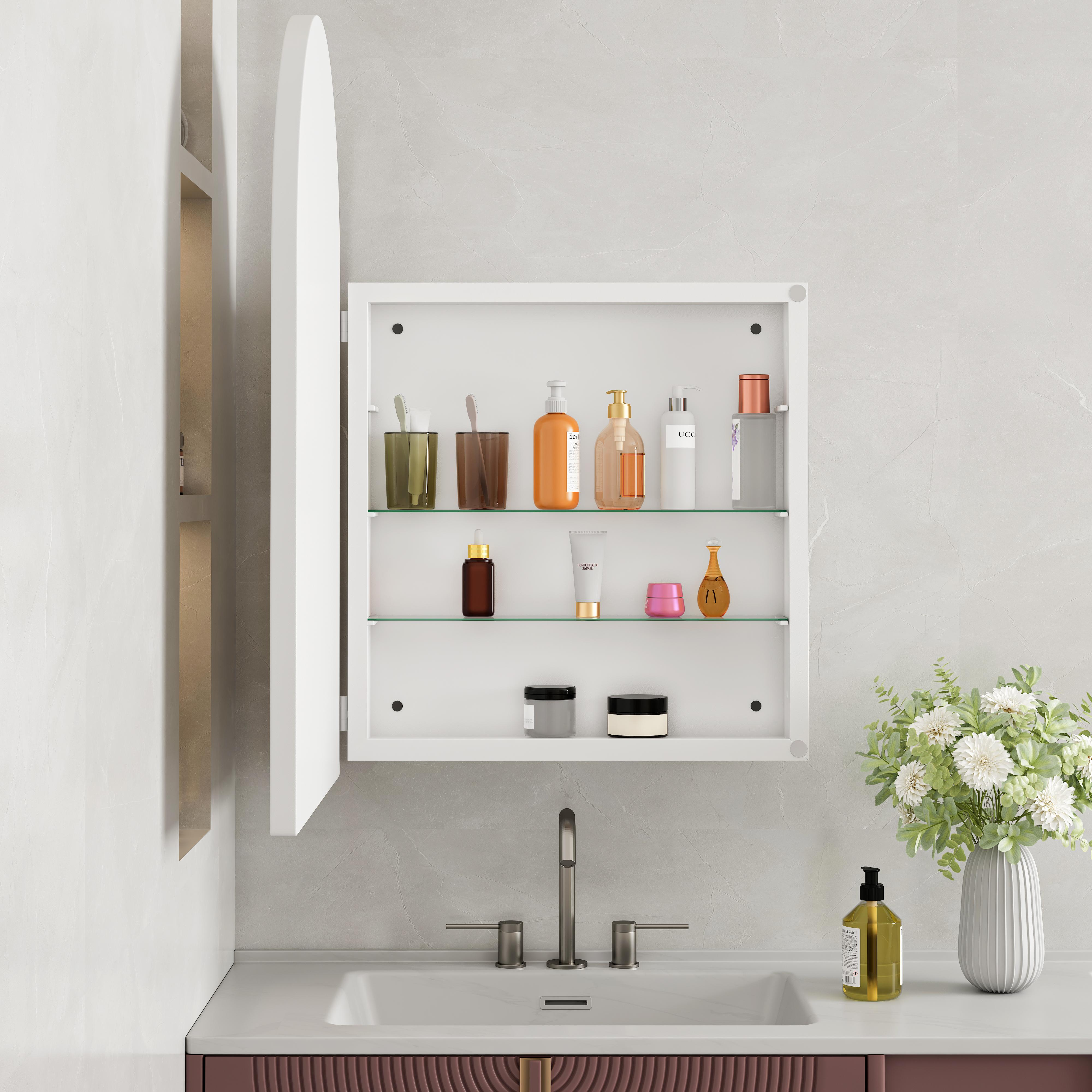 Badezimmer mit Medizinschrank, Waschbecken und Toilettenartikeln. Eine Vase mit Blumen steht auf der Theke.