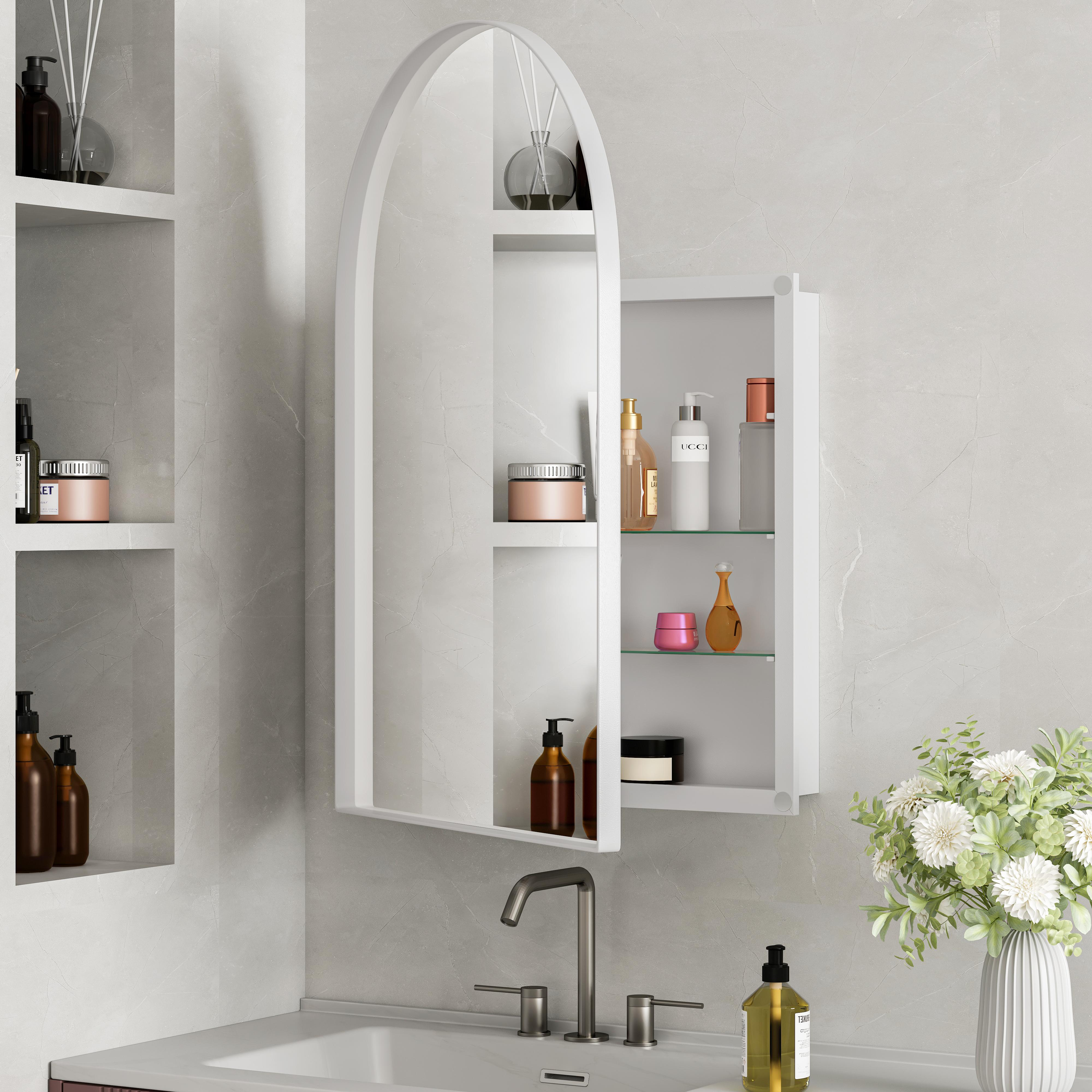 Eine Badezimmerszene zeigt einen weißen Schrank mit Schönheitsprodukten. Davor ein Waschbecken mit Wasserhahn, daneben eine Blumenvase.