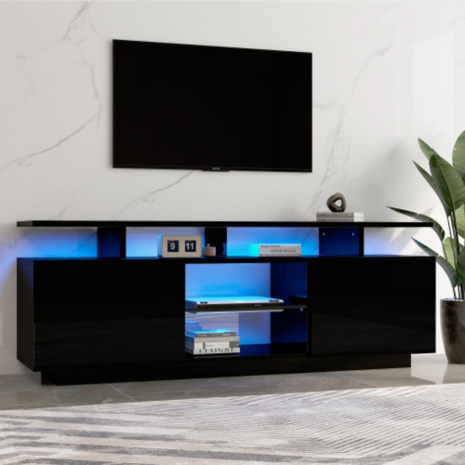 Ein schwarzer TV-Ständer mit blauen Lichtern, ein Fernseher und eine Pflanze. Eine weiße Marmorwand und ein Teppich.