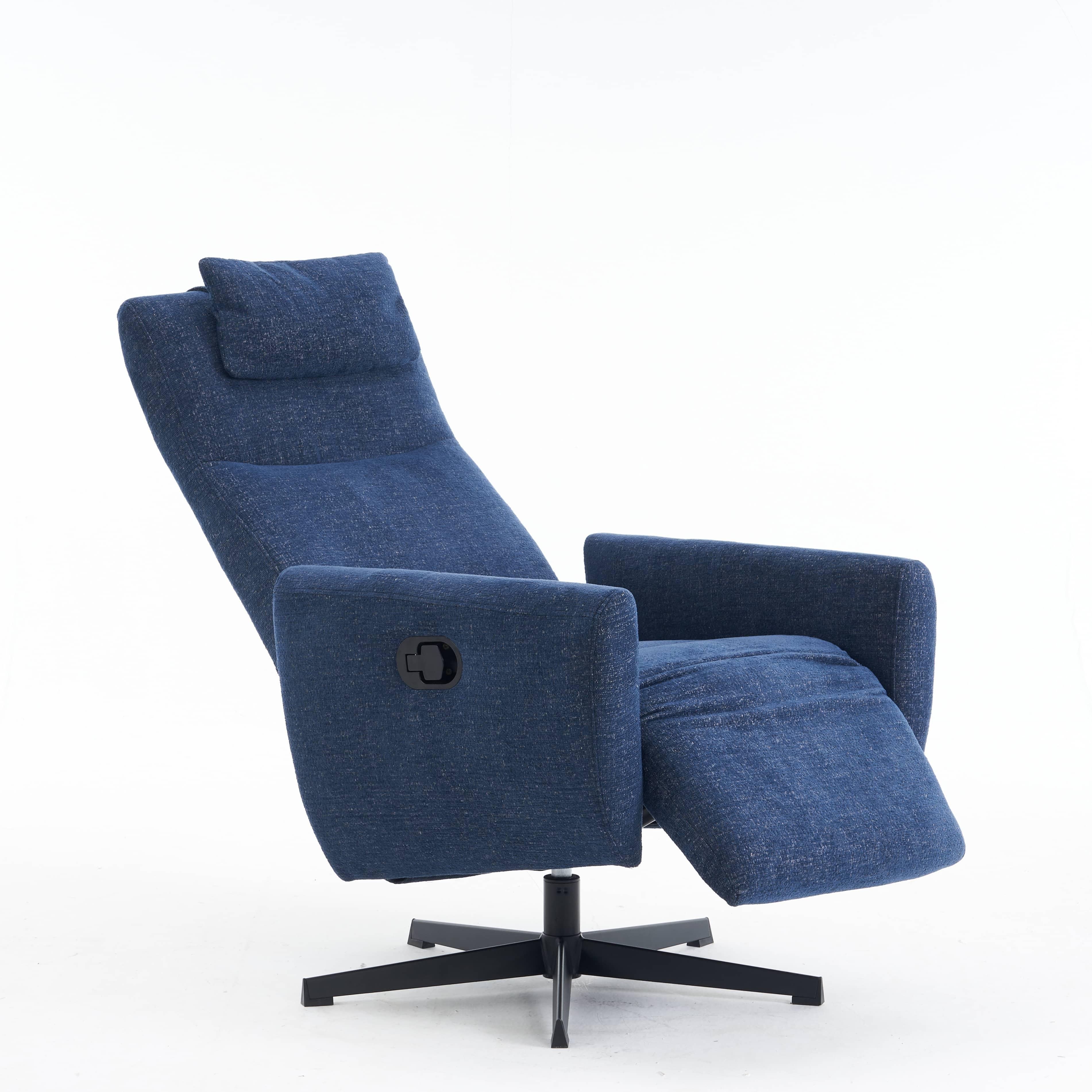 Ein blauer Relaxsessel auf weißem Grund. Der Stuhl ist abgewinkelt und hat ein schwarzes Gestell.