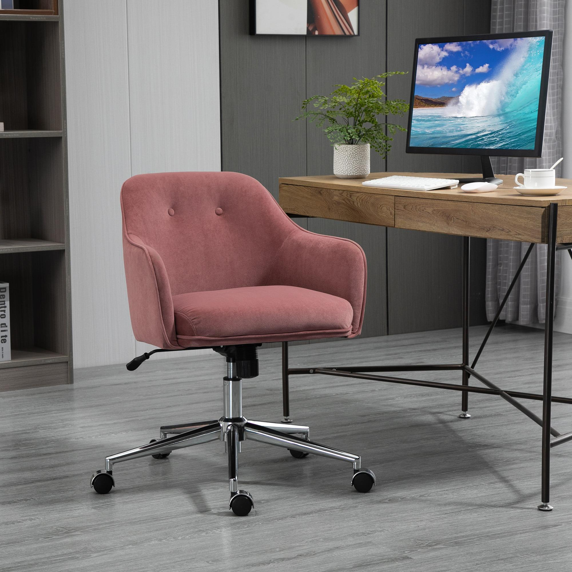 Ein rosa Bürostuhl steht vor einem Holzschreibtisch mit einem Computer. Auf dem Schreibtisch steht eine Pflanze.