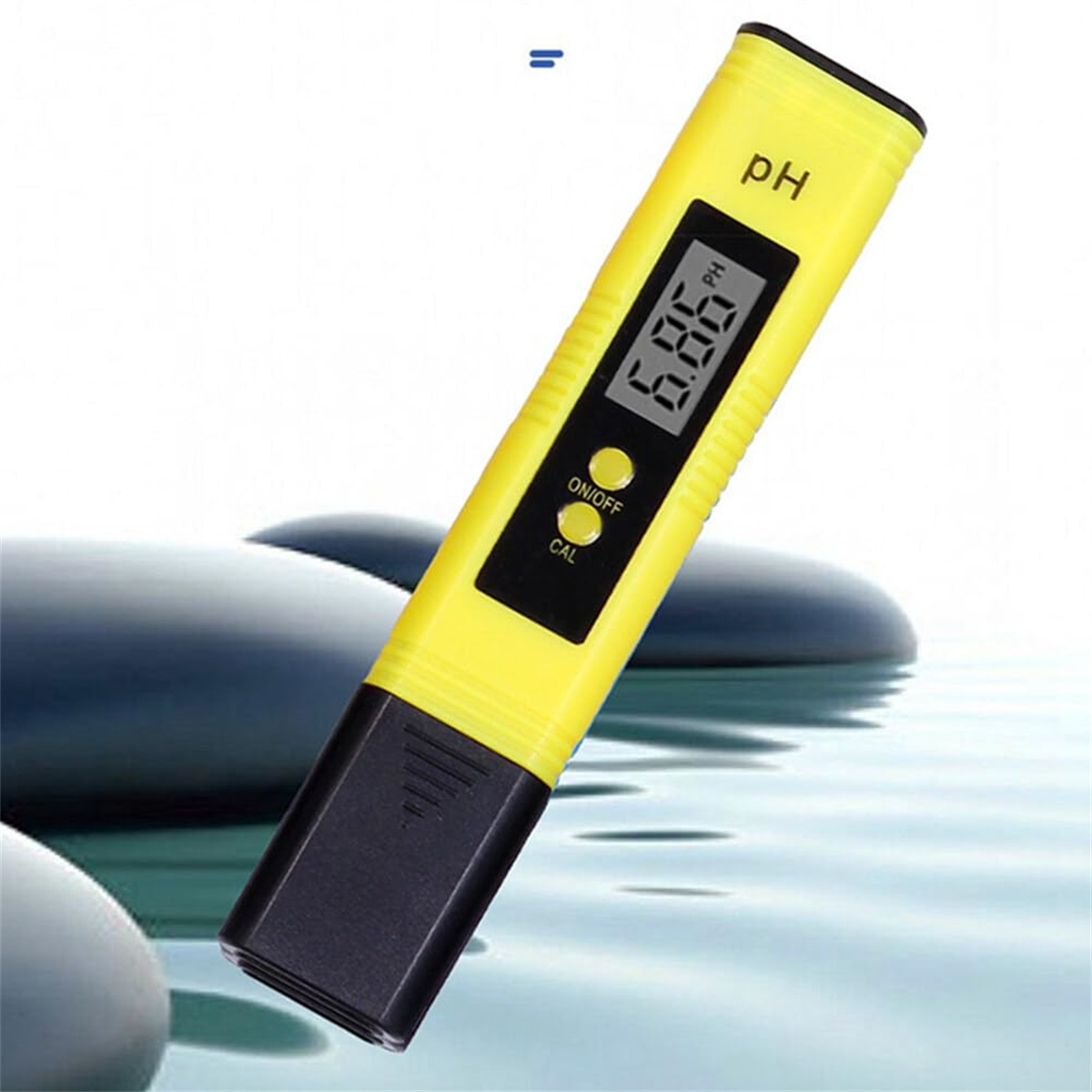 Ein gelbes pH-Messgerät zeigt 6,86 an, mit Ein/Aus- und Kalibrierungstasten. Es befindet sich über Wasser mit Felsen.