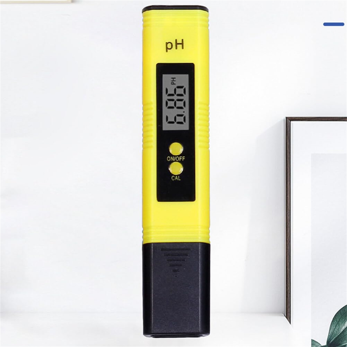 Ein gelbes pH-Messgerät zeigt 6,86 an. Es hat Ein/Aus- und Kalibrierungstasten. Die Basis ist schwarz, vor weißem Hintergrund.