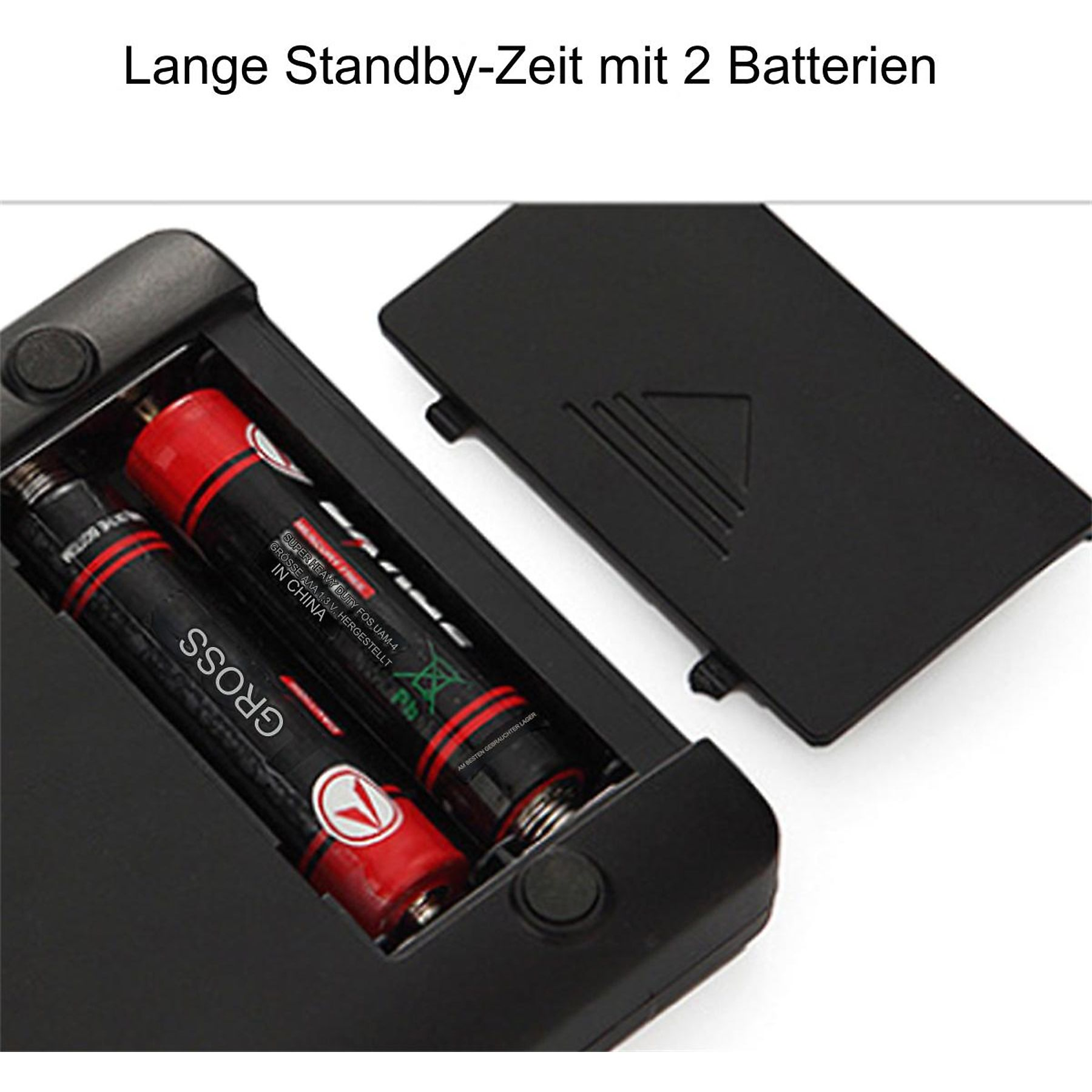 Offene schwarze Kammer mit zwei Batterien im Inneren. Batterien sind schwarz mit roten Oberteilen und dem Wort GROSS.