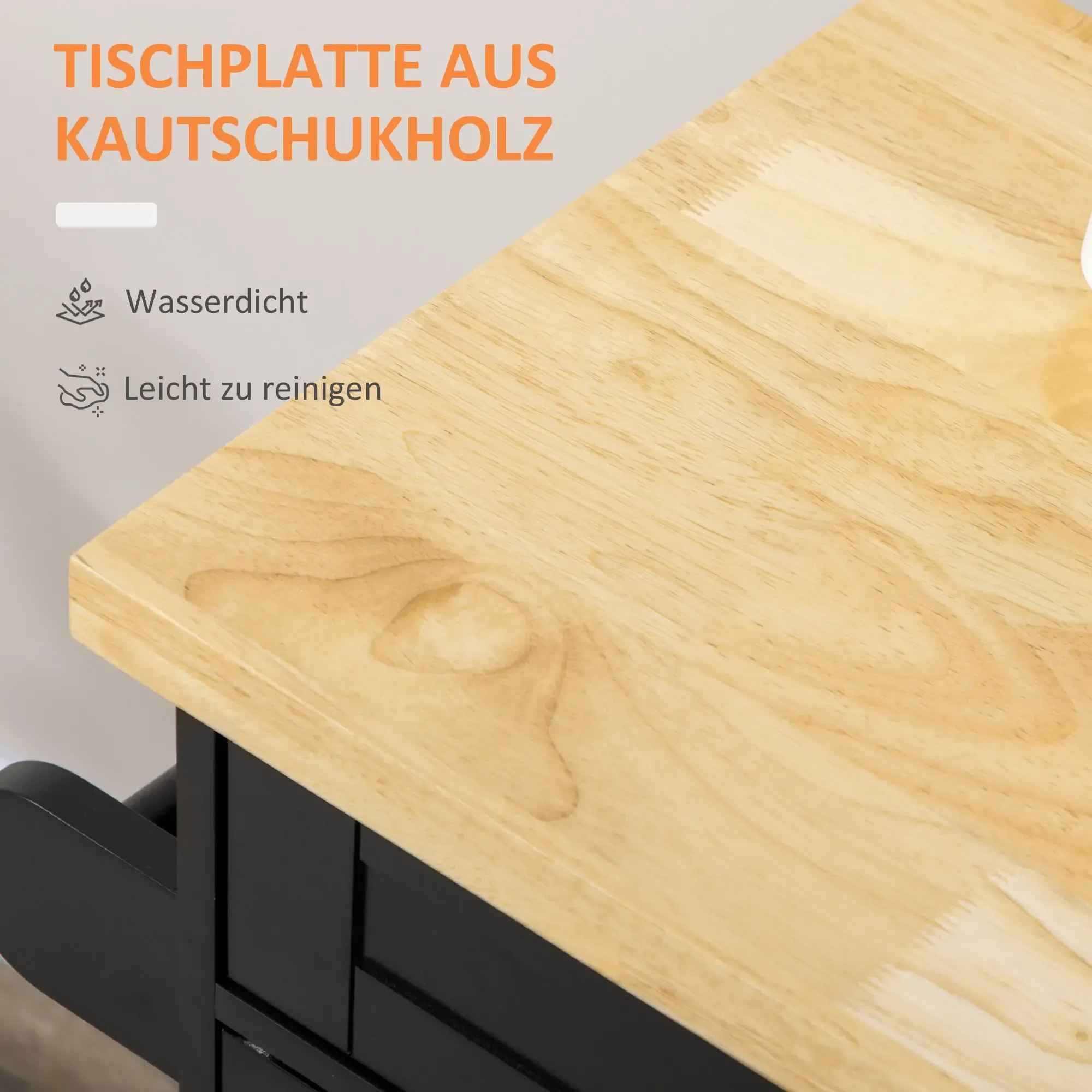 Nahaufnahme einer Holzplatte. Der Tisch ist hellbraun mit sichtbarer Maserung. Der Tisch trägt eine schwarze Struktur.
