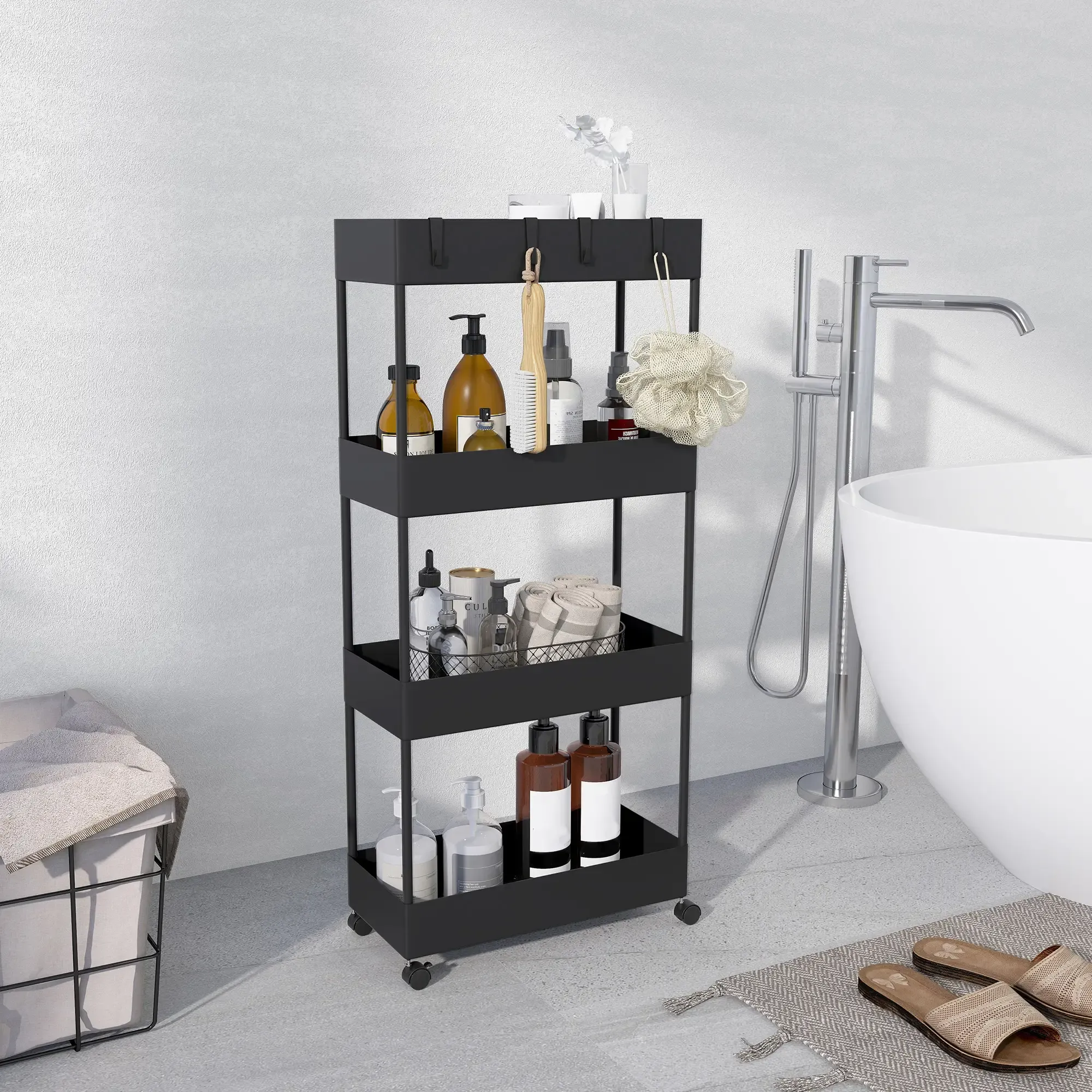 Schwarzer Rollwagen in einem Badezimmer mit Toilettenartikeln. Eine weiße Wanne und Sandalen sind im Hintergrund.