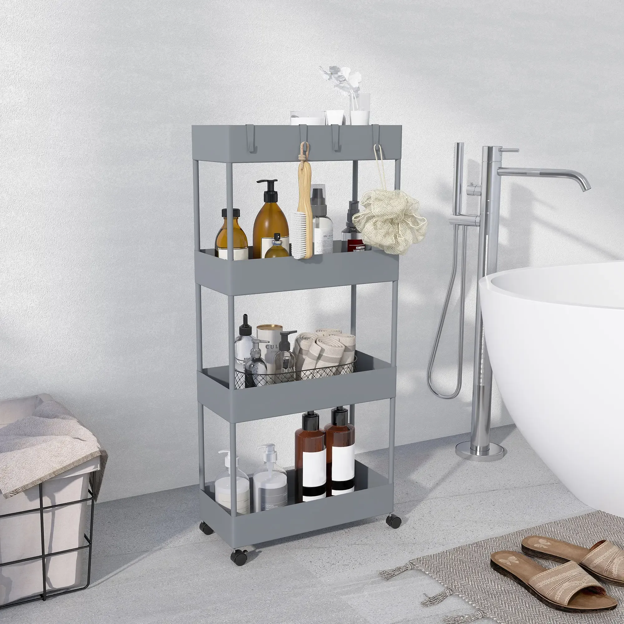 Ein grauer Rollwagen in einem Badezimmer mit Flaschen, Handtüchern und Seife. Eine weiße Wanne, Wasserhahn und Sandalen sind im Hintergrund.