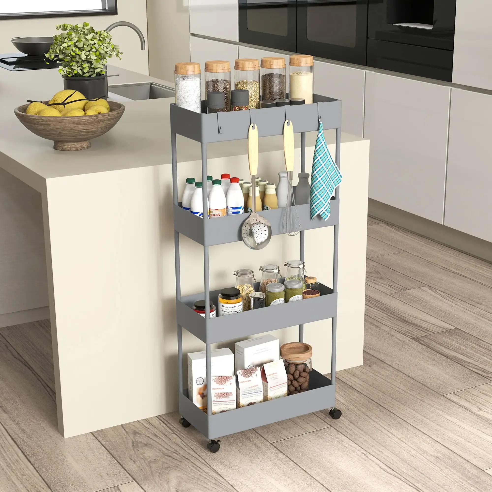 Ein grauer Küchenwagen mit verschiedenen Gegenständen auf Regalen. Enthält Gläser, Flaschen, Utensilien und Lebensmittel. Holzfußboden und Küchentheke.