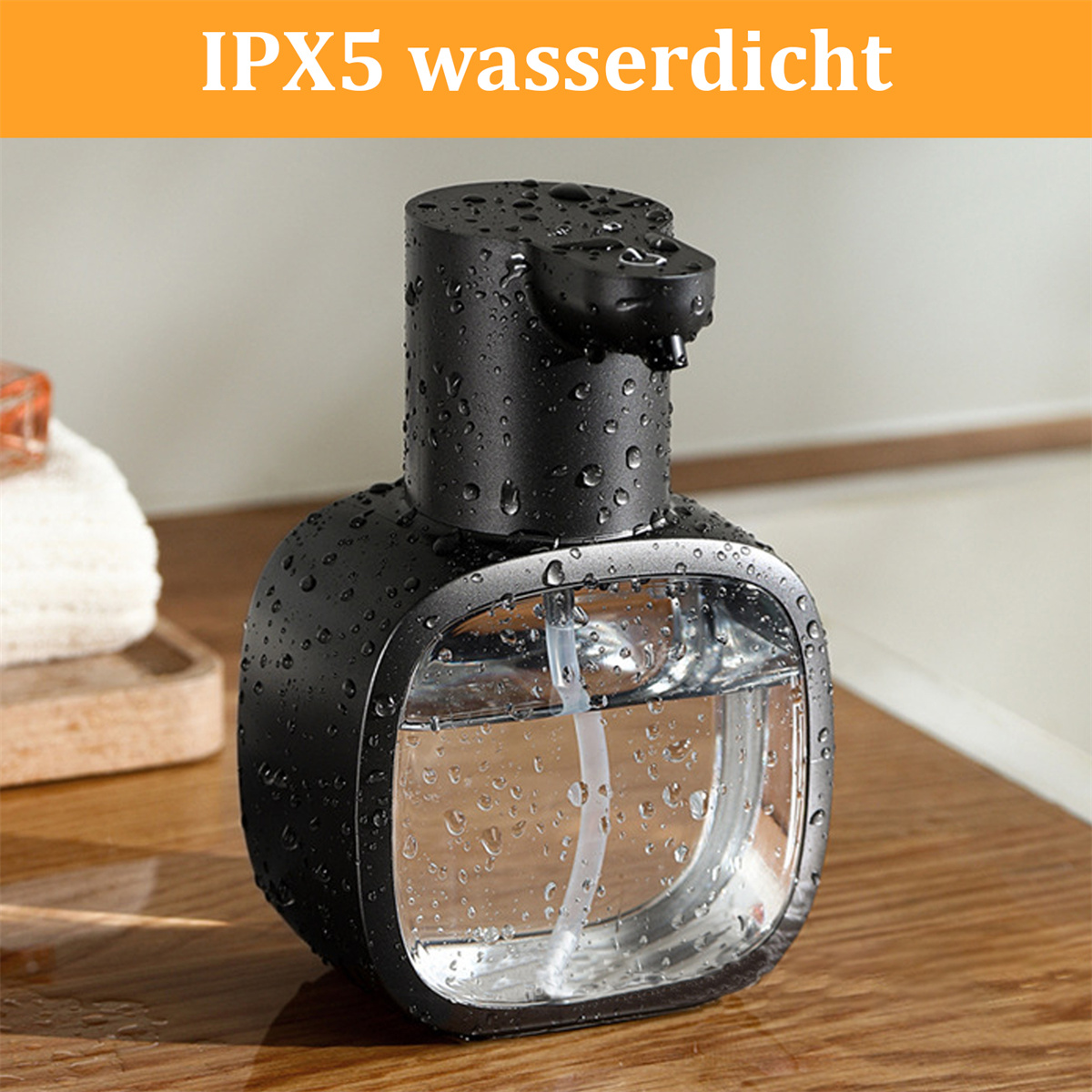 Ein schwarzer, wasserbedeckter Seifenspender, gefüllt mit klarer Flüssigkeit, steht auf einer Holzoberfläche.