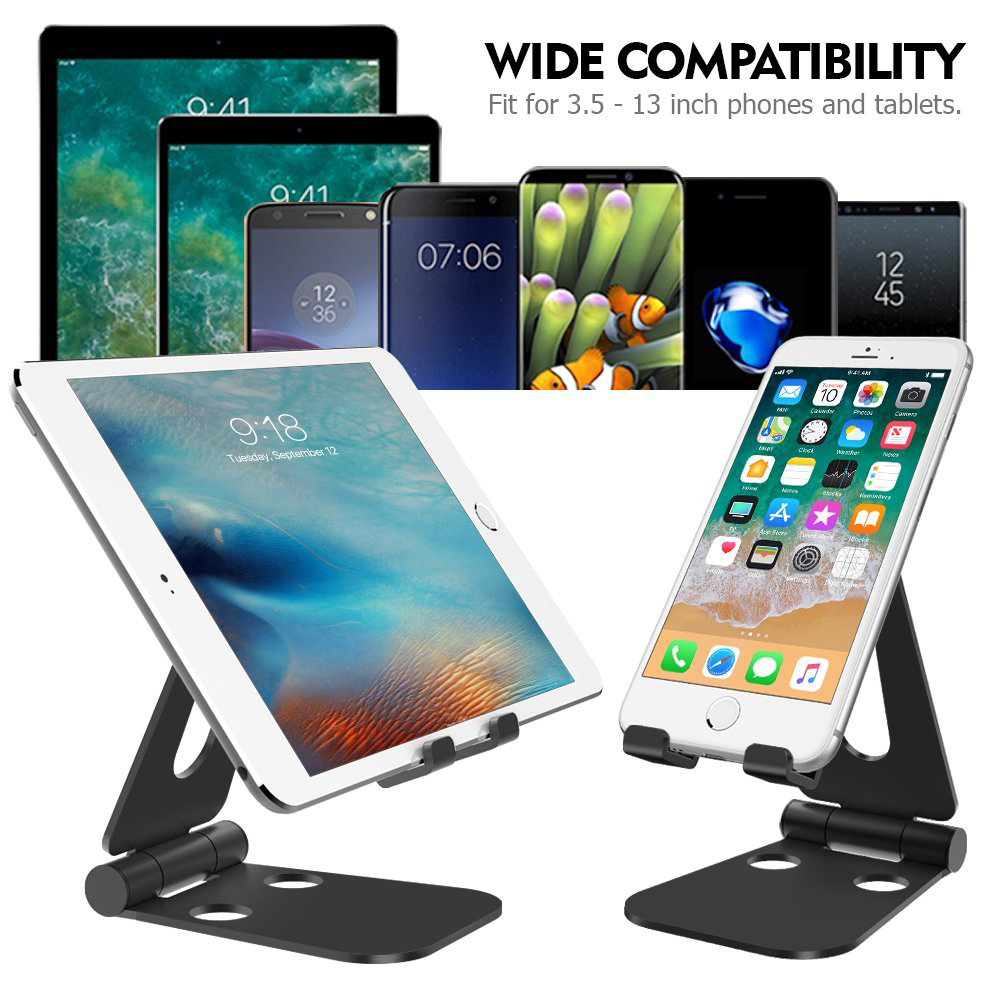 Zwei schwarze Telefonständer, die ein Tablet und ein Telefon halten. Im Hintergrund sind mehrere Telefone und Tablets.