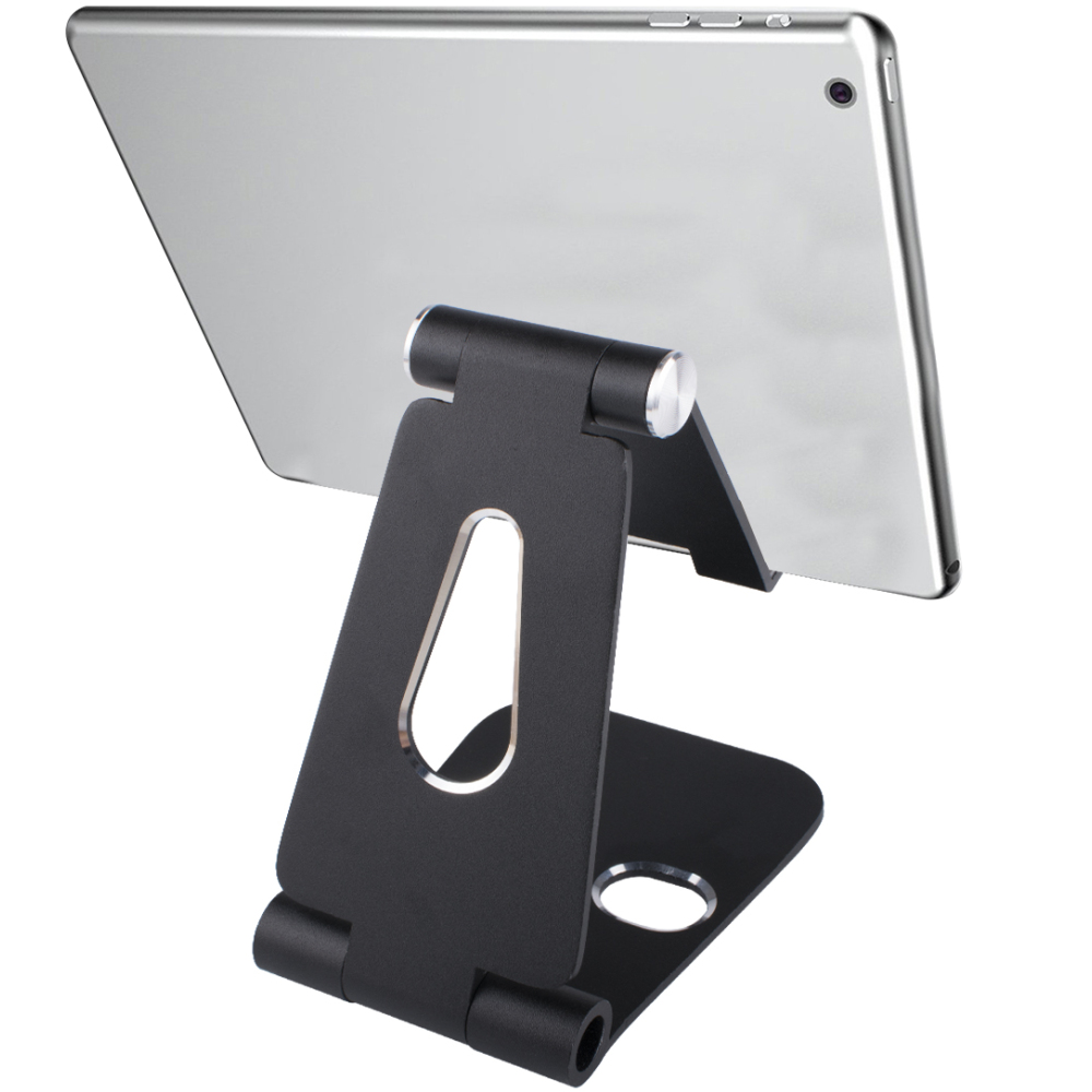 Ein silbernes Tablet wird von einem schwarzen Ständer gehalten. Der Ständer hat ein Ausschnittdesign und einen Schwenkmechanismus.
