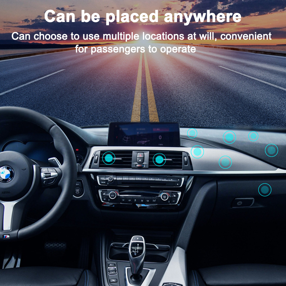 Autoinnenraum. Armaturenbrett mit Bildschirm, Lenkrad und Schalthebel. Straße im Hintergrund mit Text 'Kann überall platziert werden'.