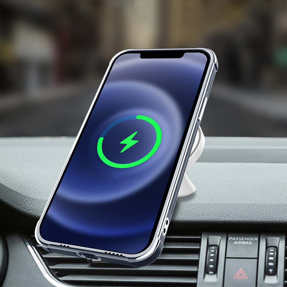 Ein Smartphone wird im Auto kabellos aufgeladen. Der Bildschirm zeigt ein Ladesymbol. Das Telefon ist auf einem weißen Ständer montiert.