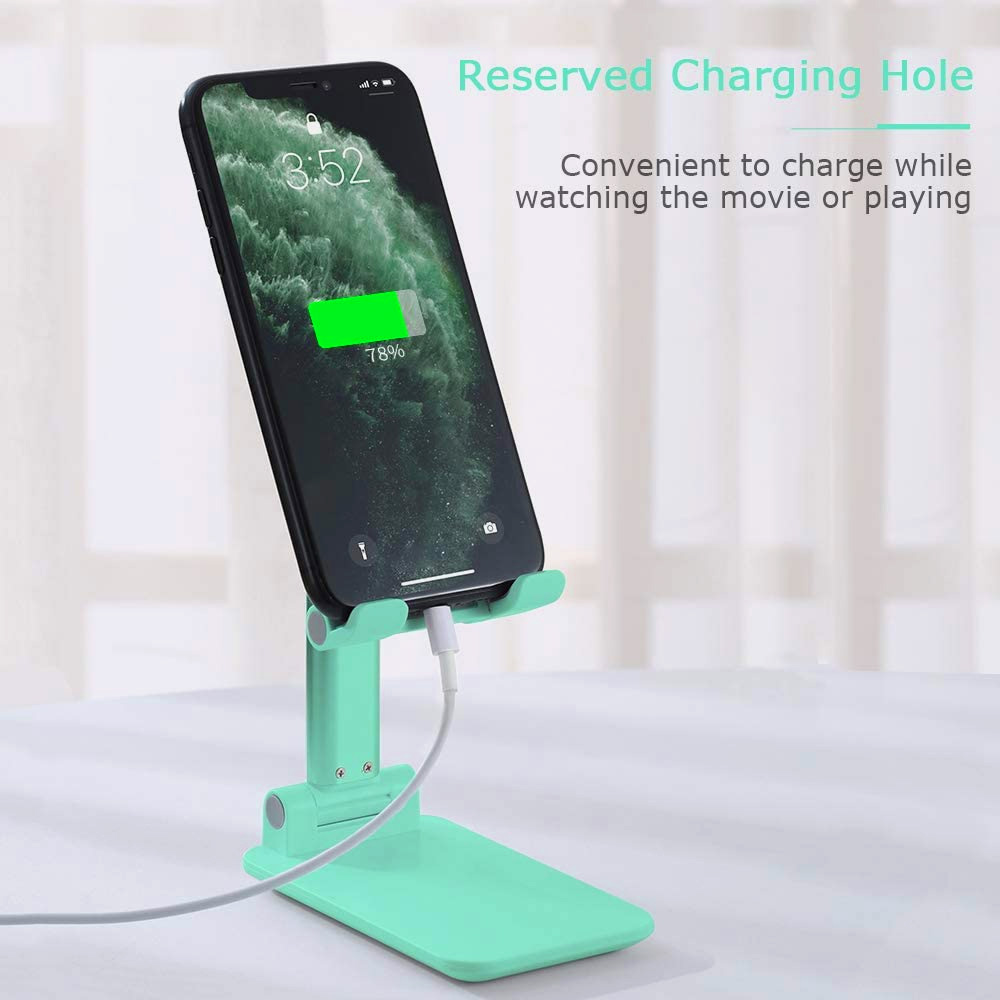Ein Telefon lädt auf einem mintgrünen Ständer. Der Bildschirm zeigt 3:52 und 78 % Akku. Text sagt "Reserved Charging Hole".