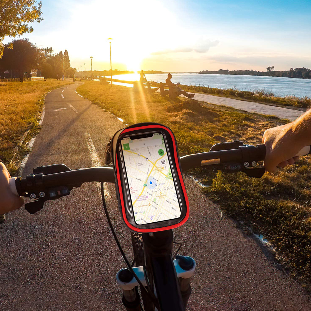 Fahrradfahrer-Perspektive: Telefon mit Karte am Lenker. Sonnenuntergang über dem Wasser. Person sitzt auf einer Bank.