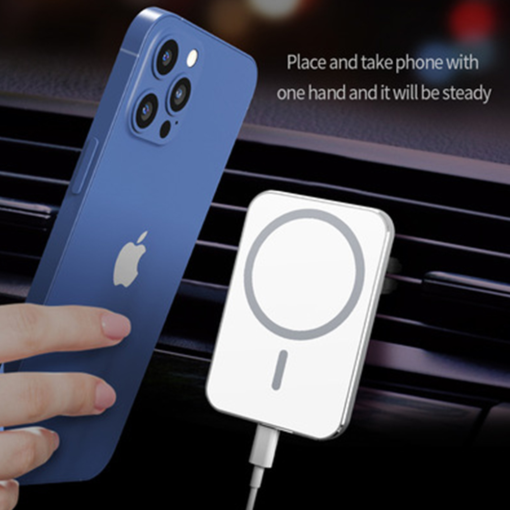 Ein blaues iPhone neben einem weißen magnetischen Ladegerät. Eine Hand hält das Telefon. Das Ladegerät ist eingesteckt.